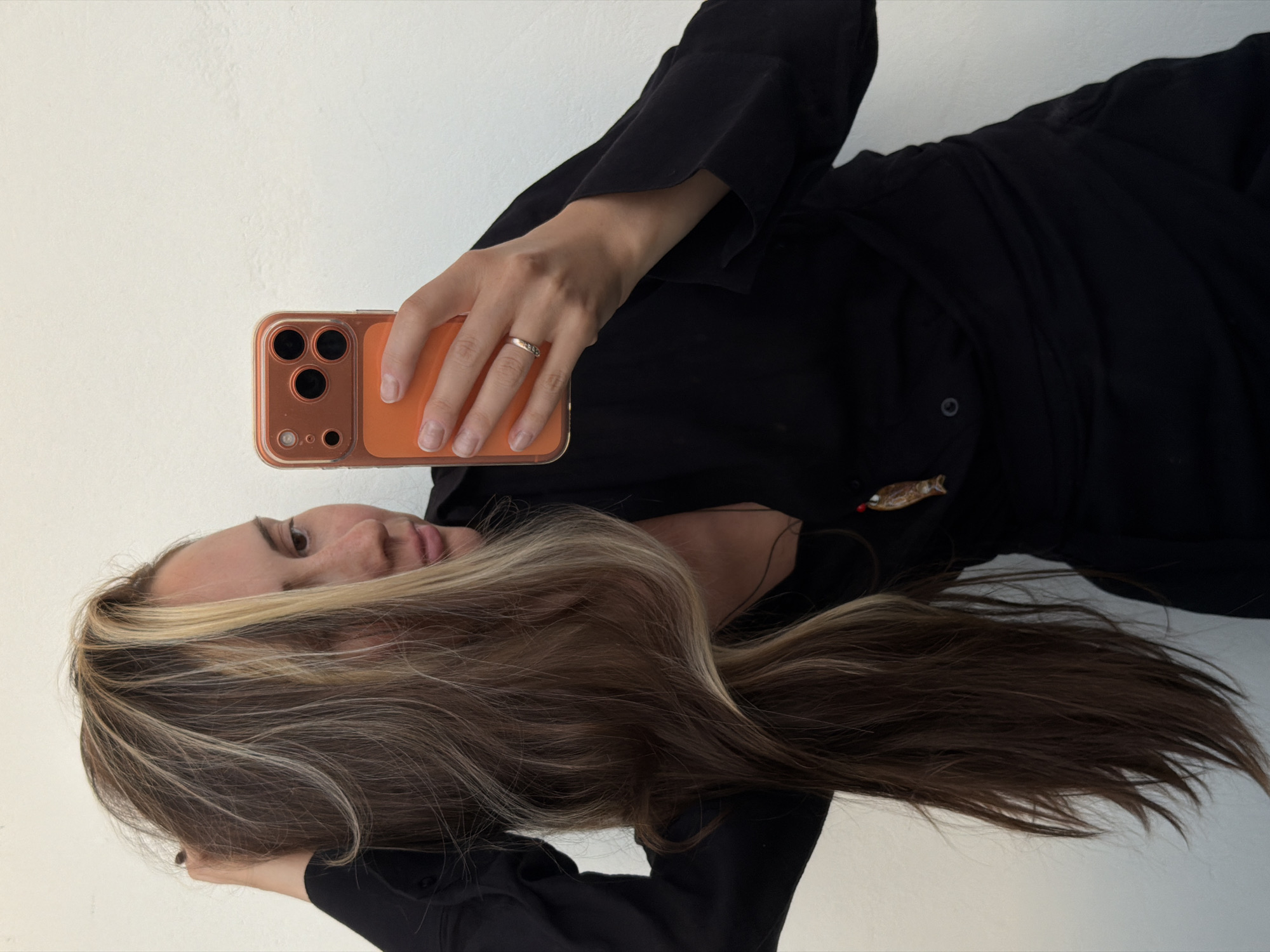 Woman takes selfies, handles cash in Khimki apartment