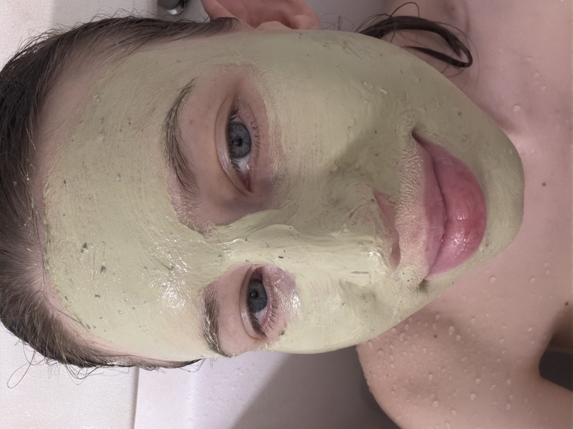 Lazy self-care afternoon: bath, face mask, yoga mat selfies