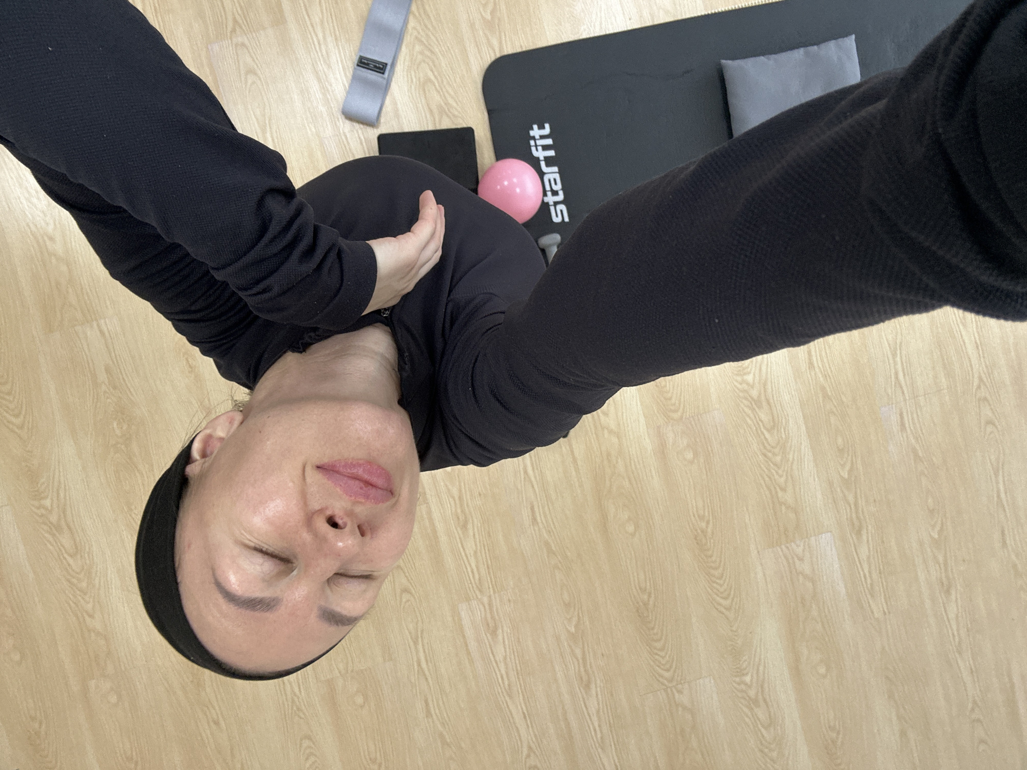 Woman's morning yoga session captured in Votkinsk home gym