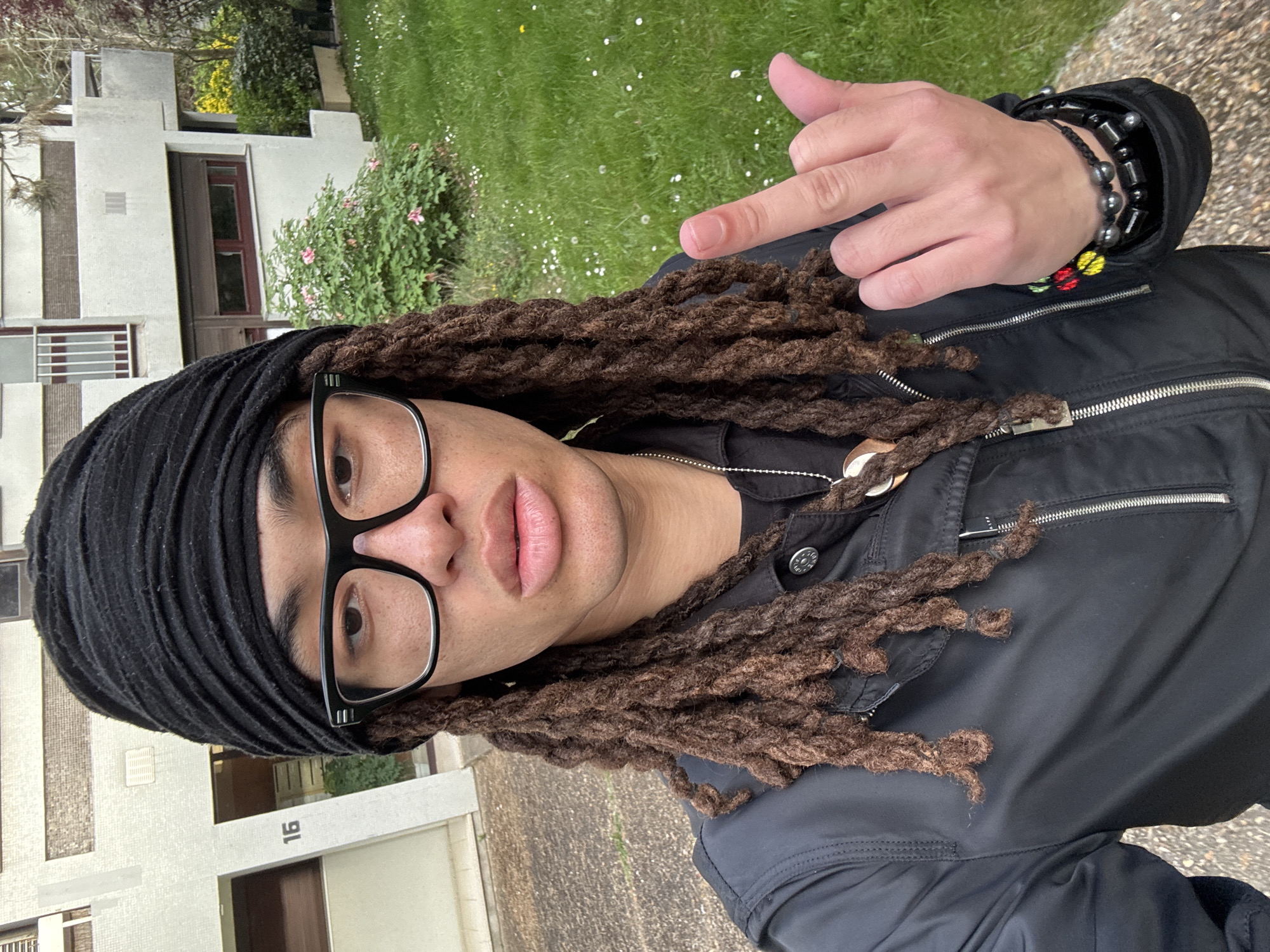 Person makes obscene gestures while taking selfies in Les Ulis