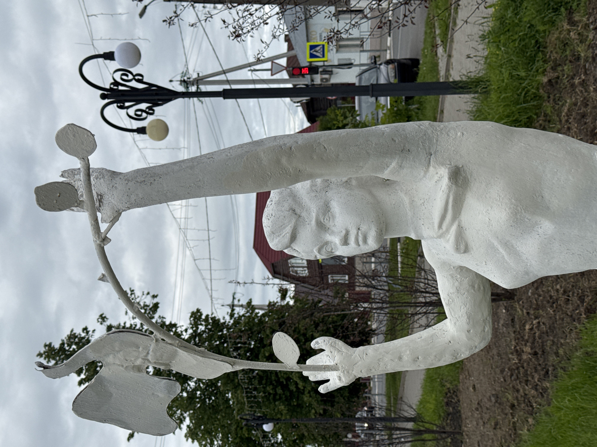 City walk captures wooden sculptures, ducks, historic buildings