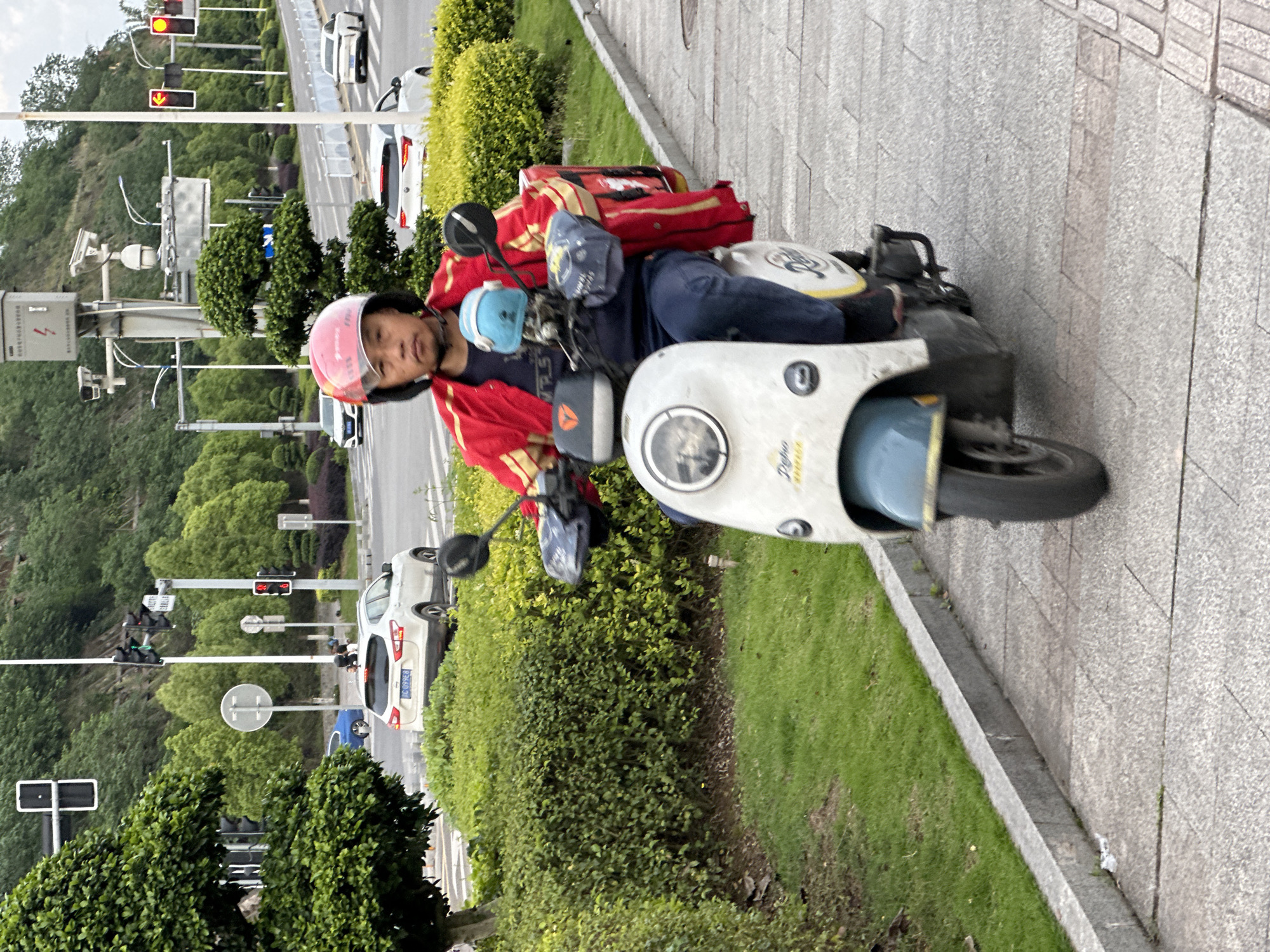Delivery driver, pedestrians observed on Jiangjin street during morning