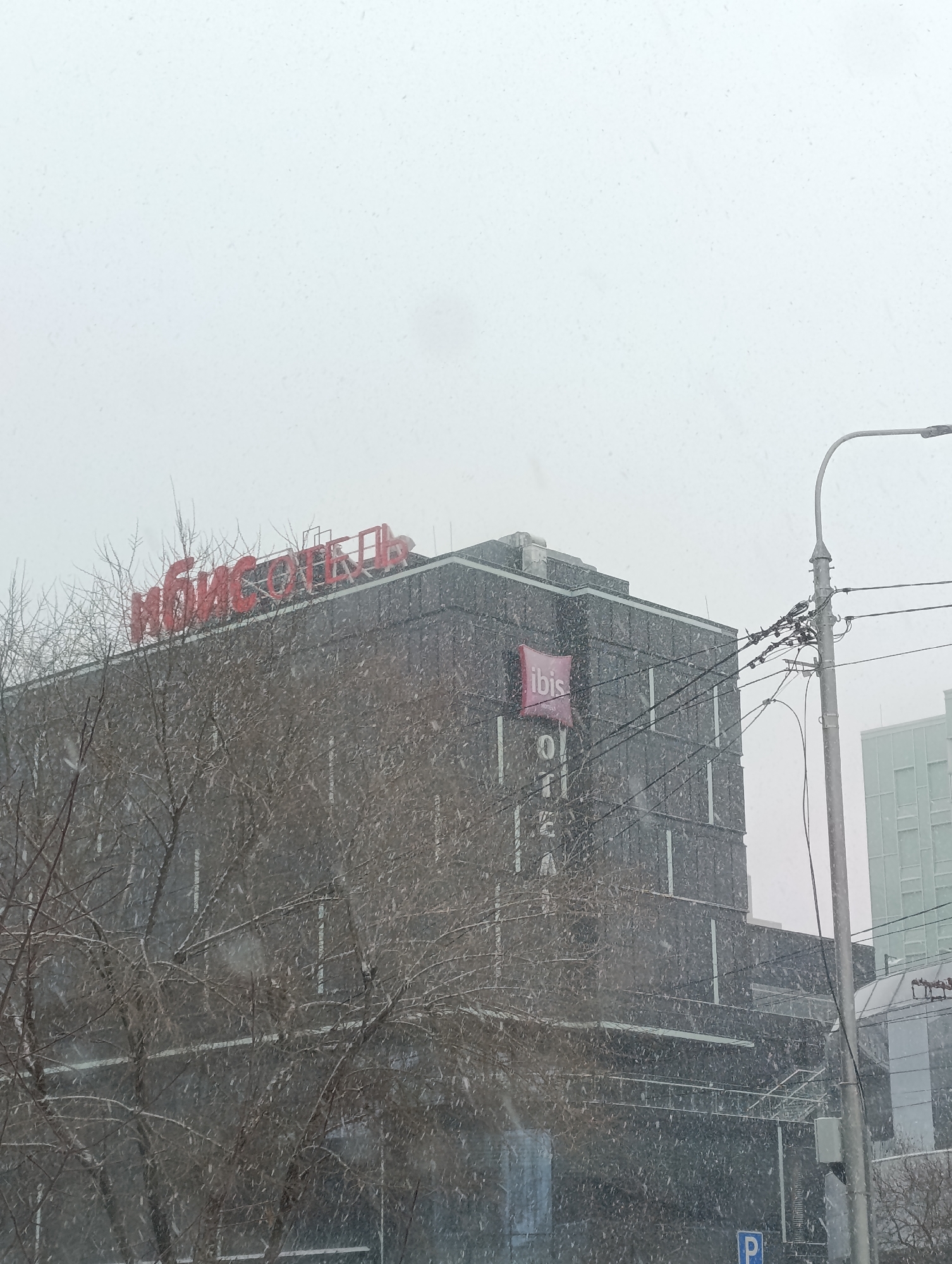 Snowy conditions documented in Krasnoyarsk, Russia overnight