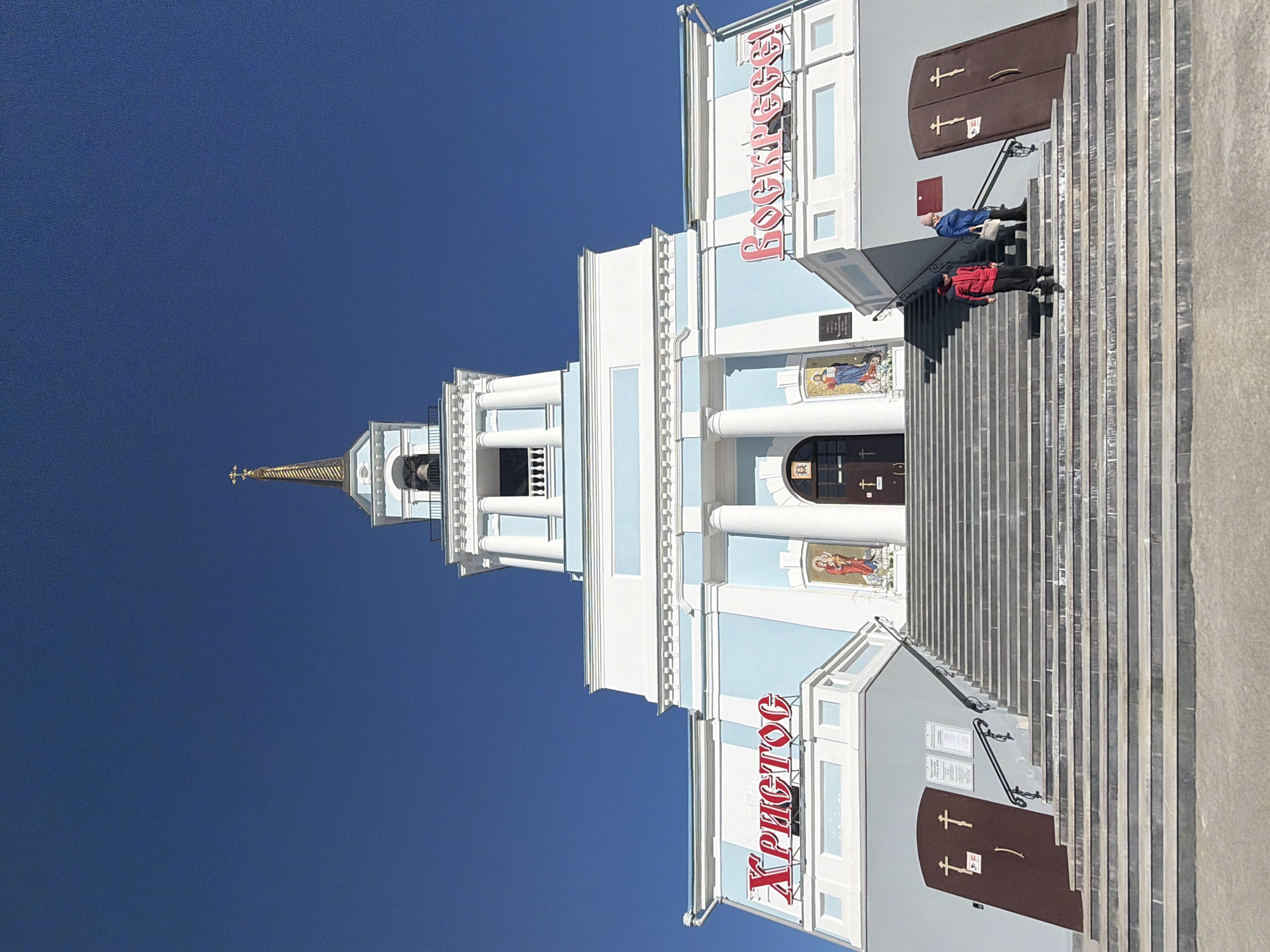 Visitor documents Orthodox cathedrals and street scenes in Votkinsk