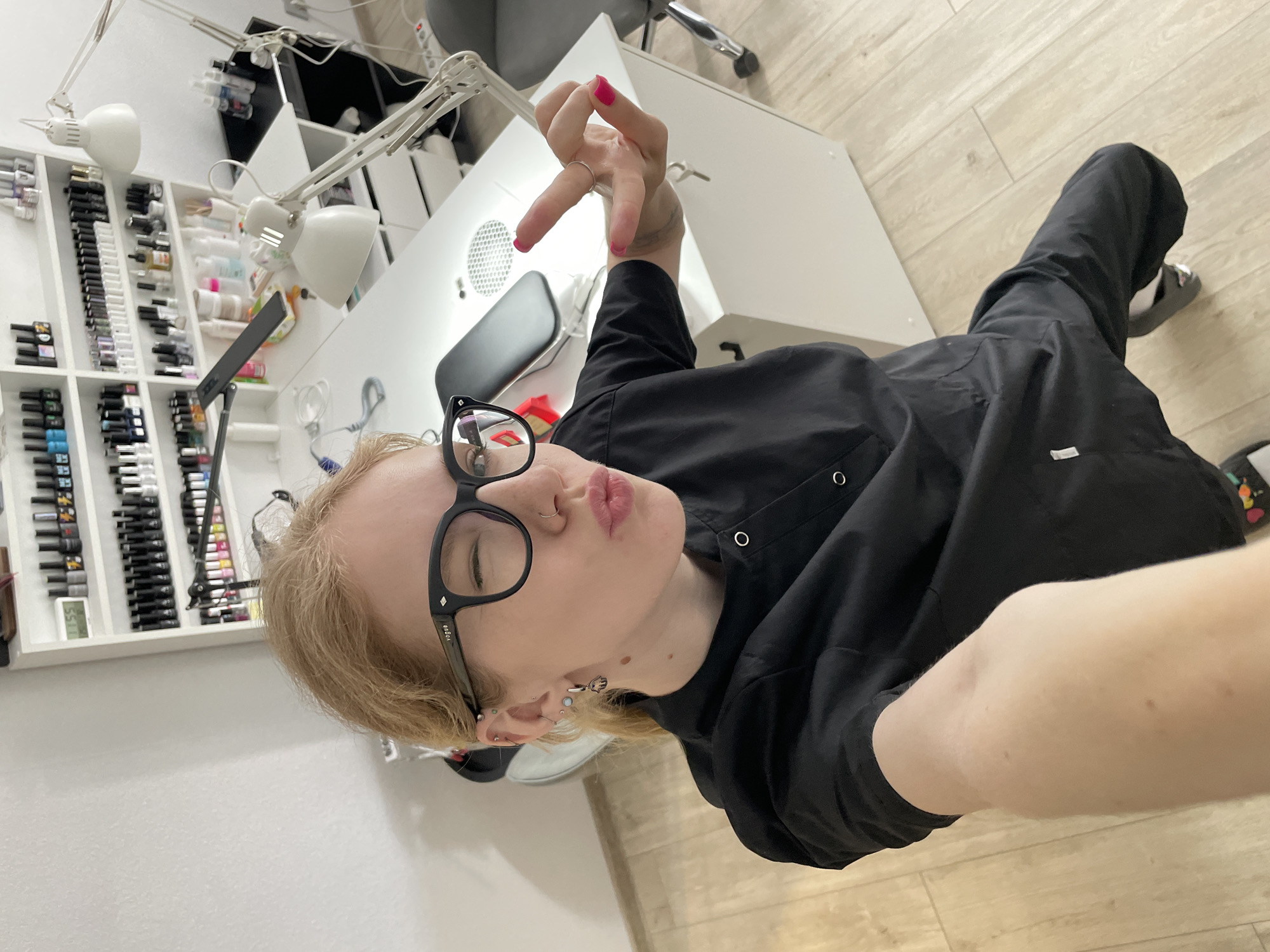 Woman documents morning selfies, Harry Potter nails in Izhevsk