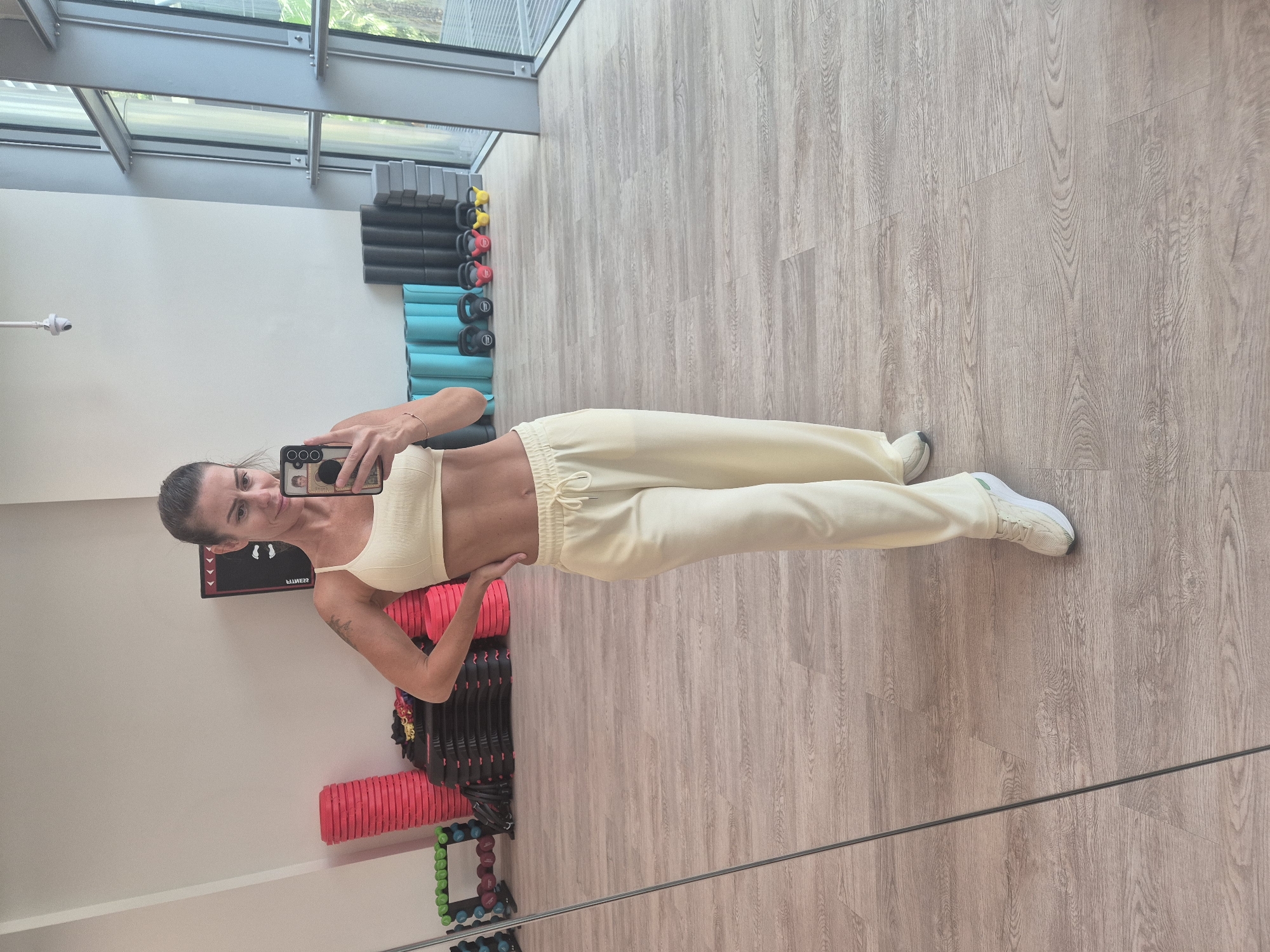 Woman takes gym selfie in workout attire