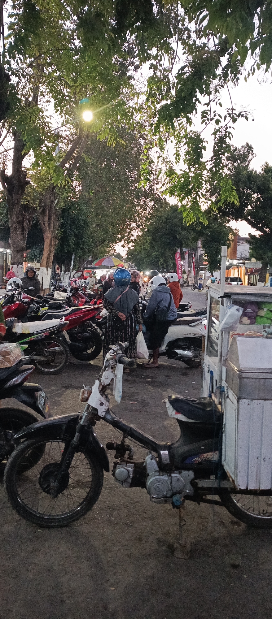 Dusk street market activity along a roadside in Ardirejo