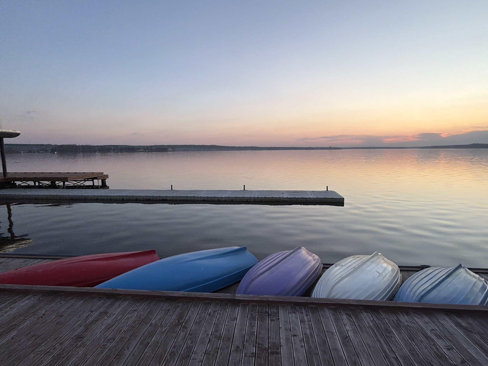 Quiet moments captured in Votkinsk: lakeside boats and street traffic
