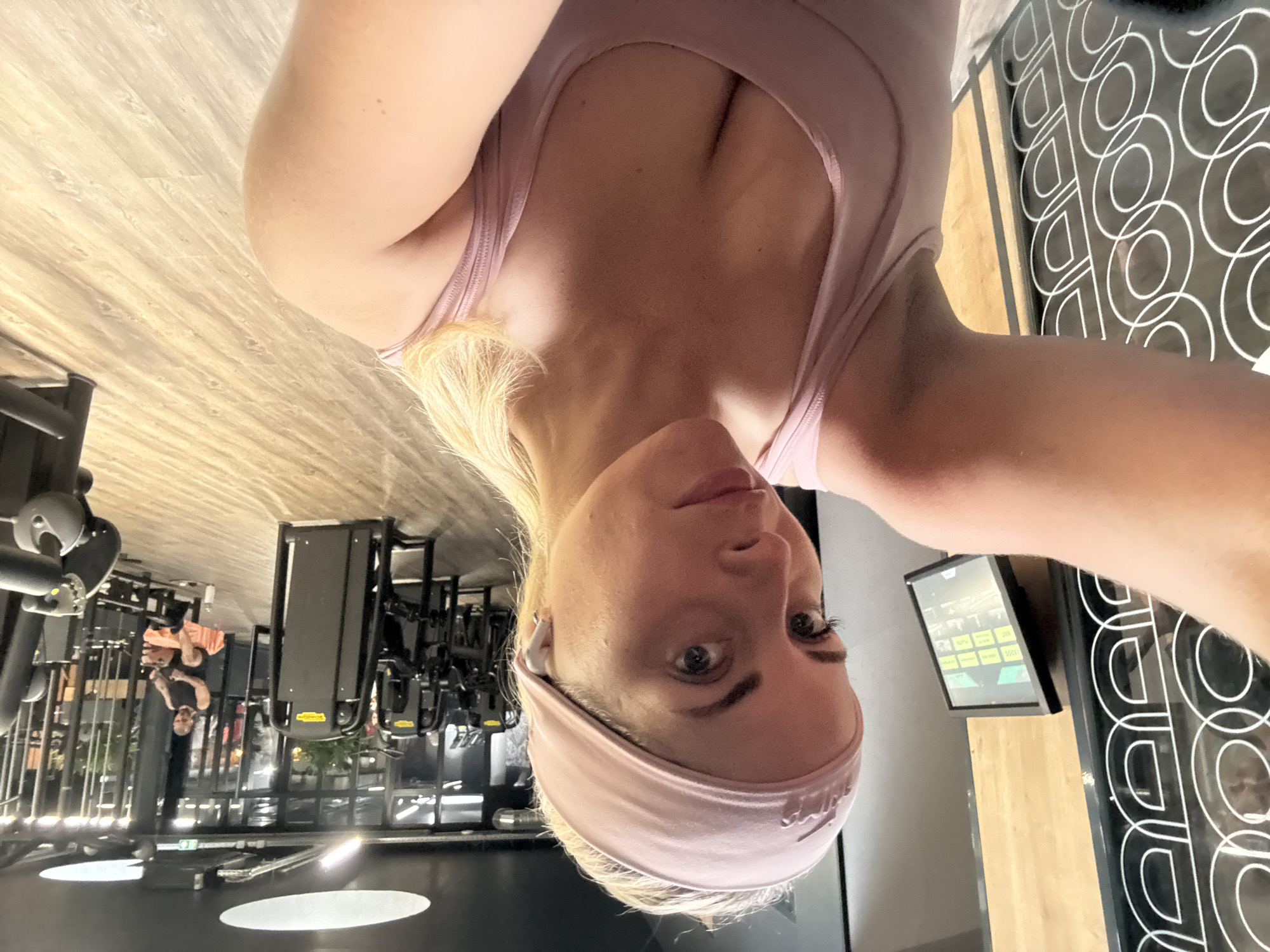 Woman takes gym selfie in Paris fitness center