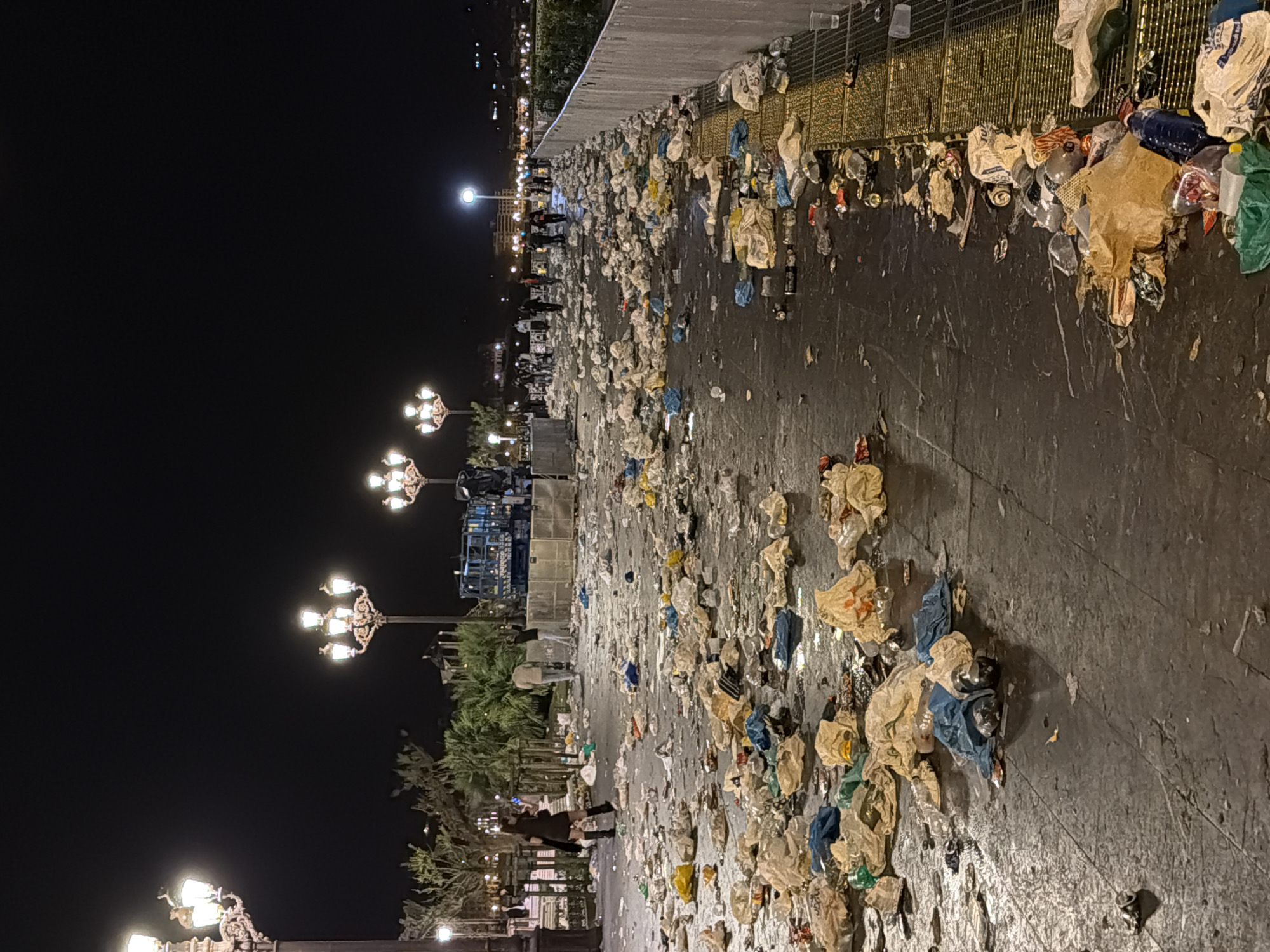 San Sebastián street littered with trash after event