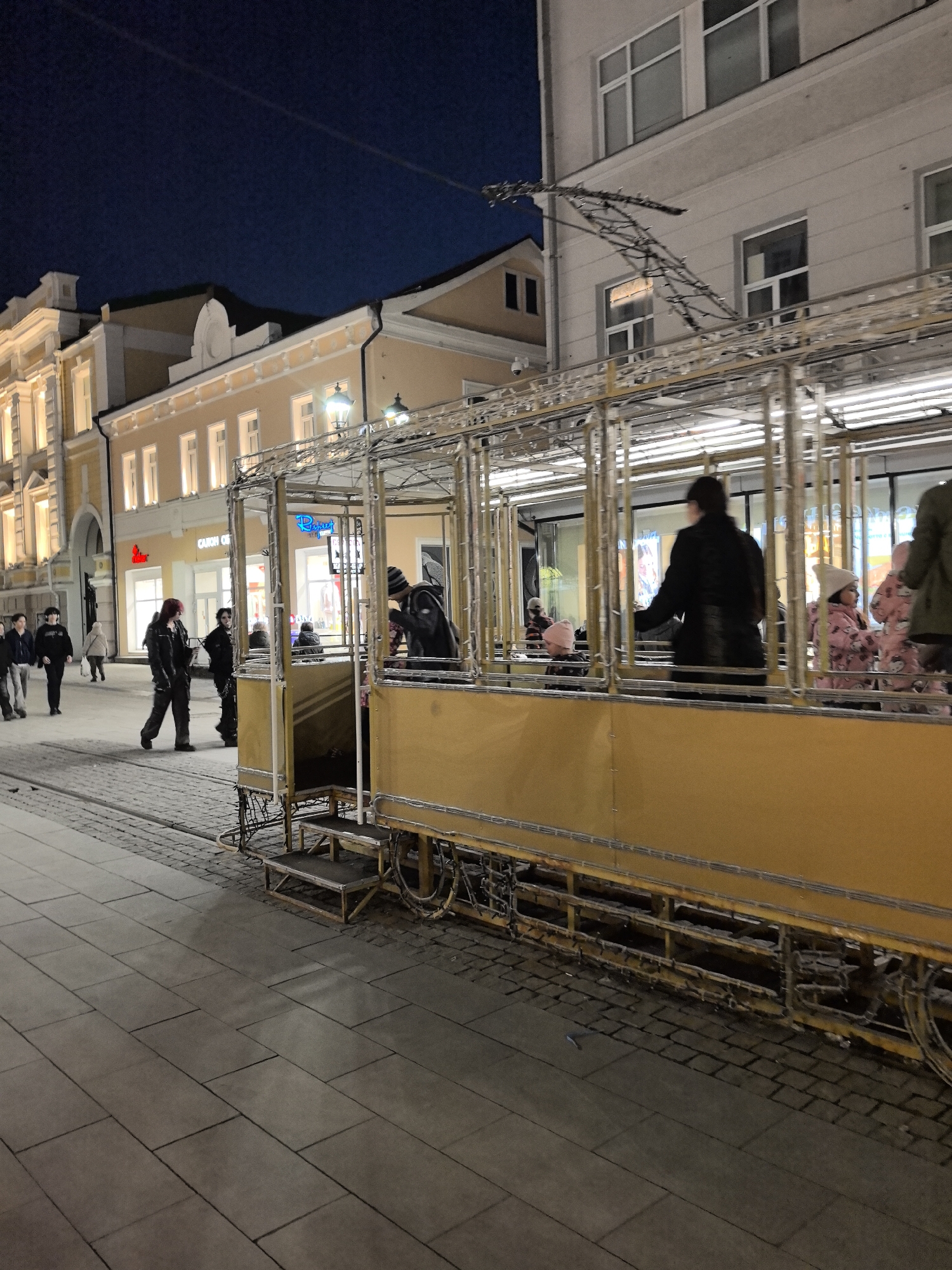Street musicians perform for evening crowds in Nizhny Novgorod