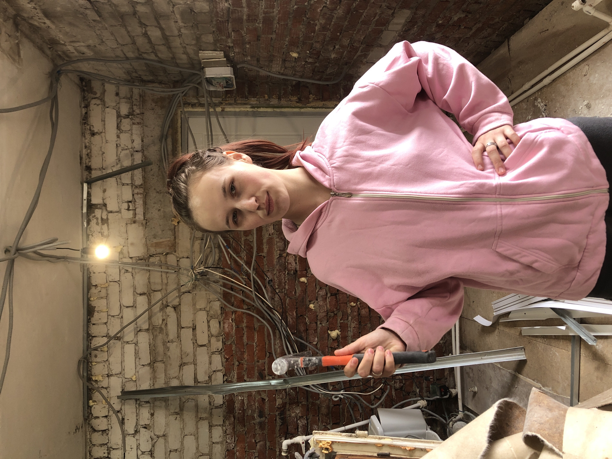 Woman with tool spotted in renovation site, Foki Russia