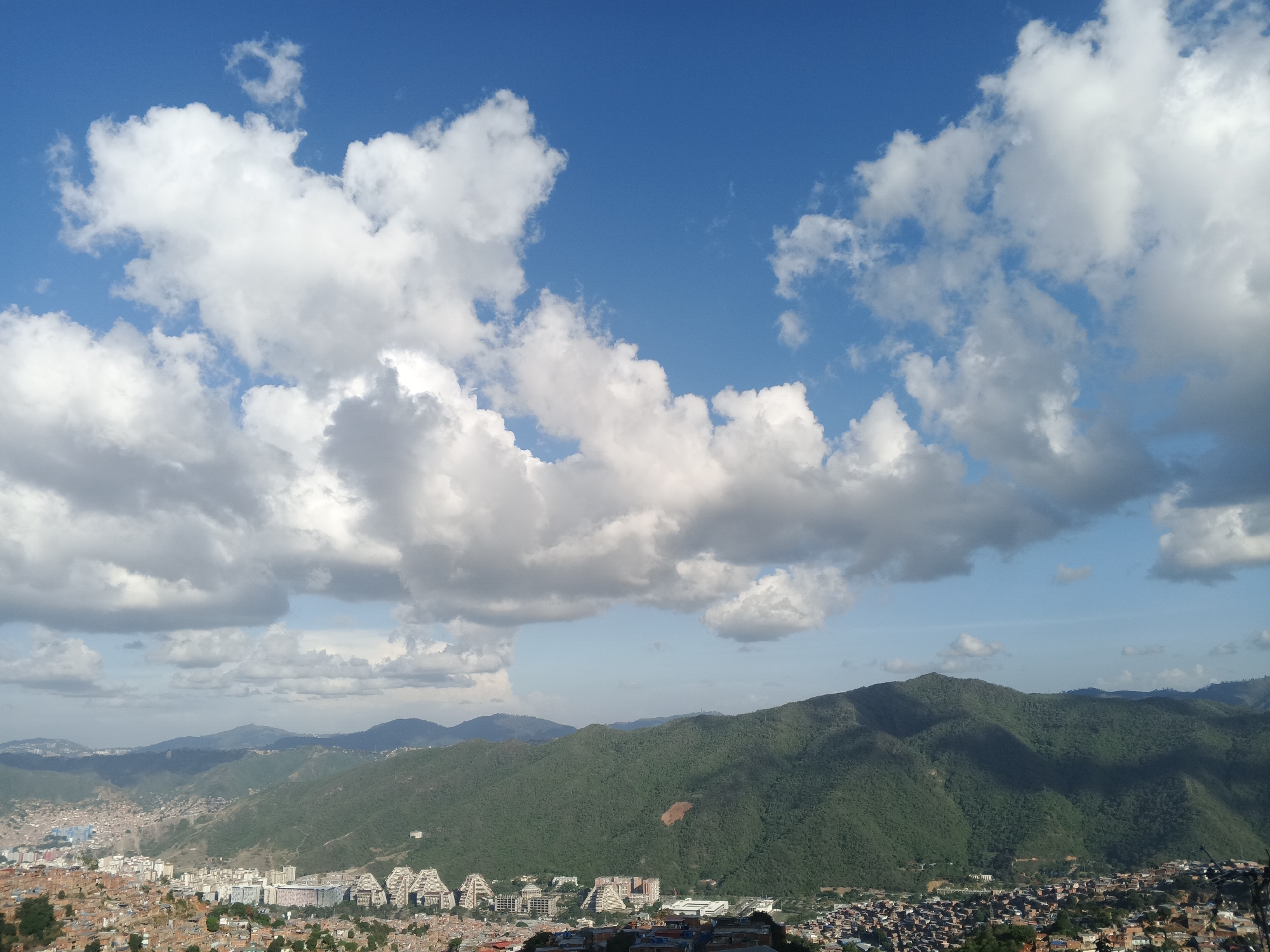 Evening panoramic views captured across Caracas neighborhoods and mountains