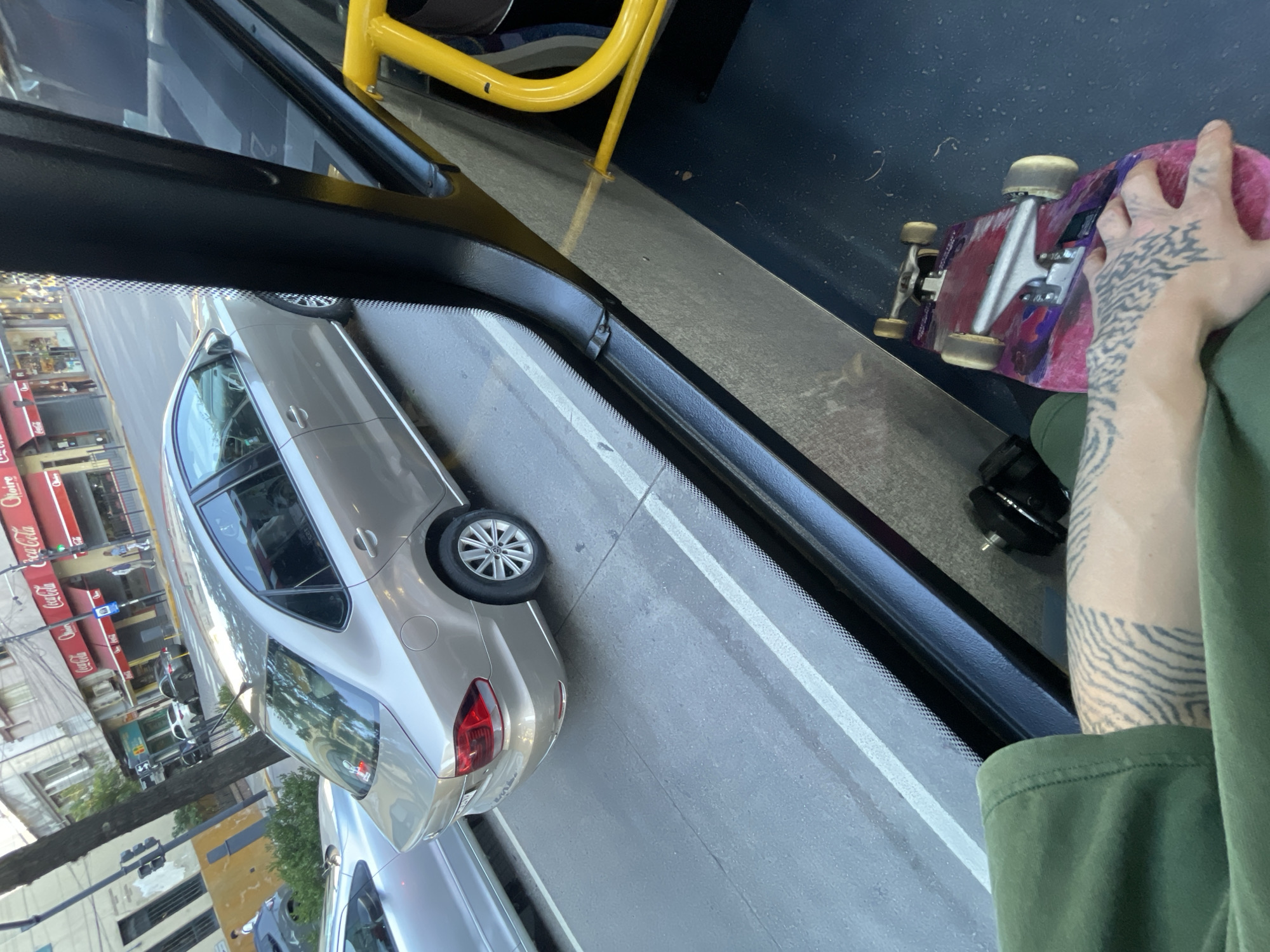 Bus passenger spots gray car in Vicente López, Argentina