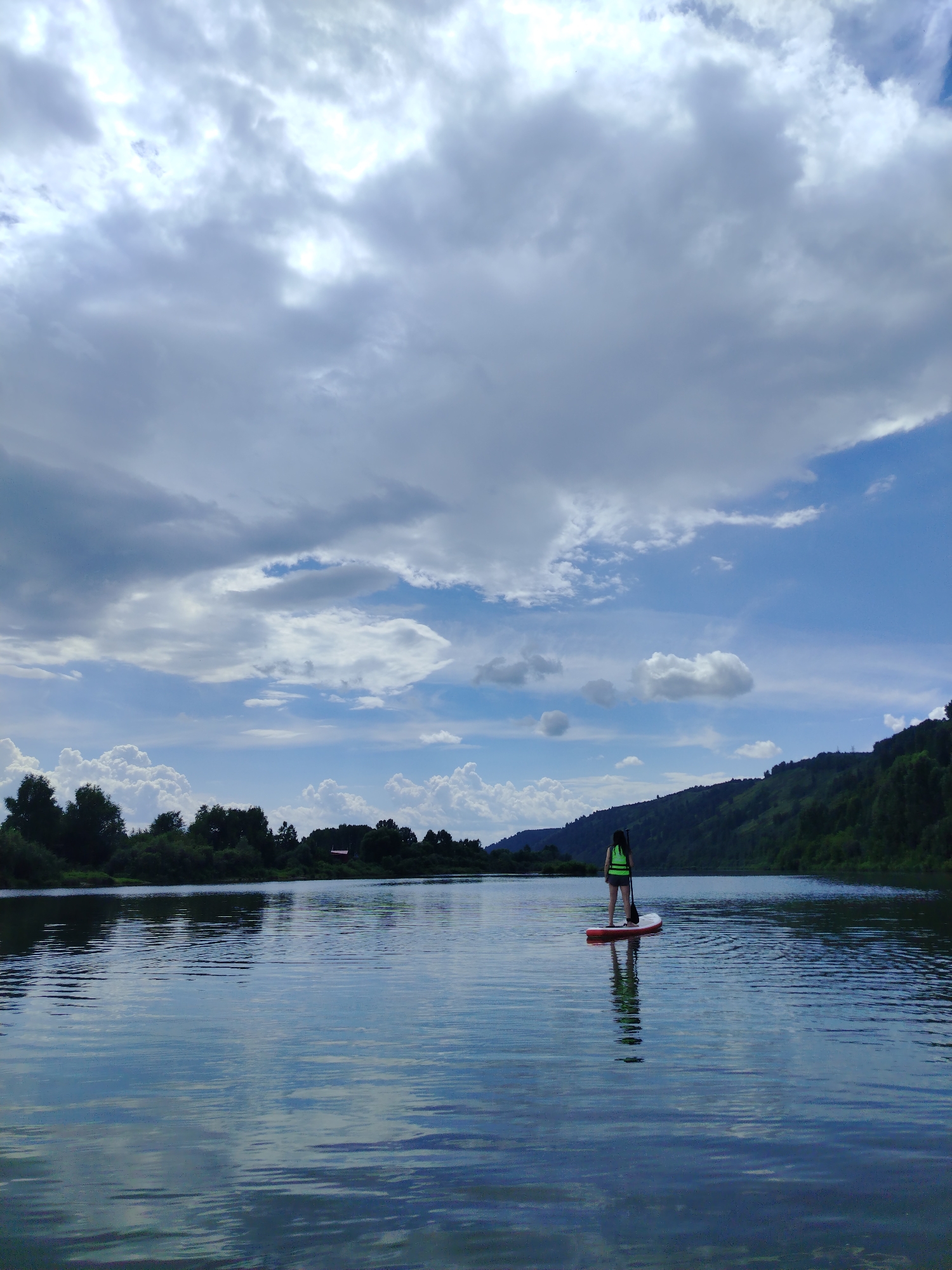 Paddleboarding and garden life on a summer morning in Kaltan