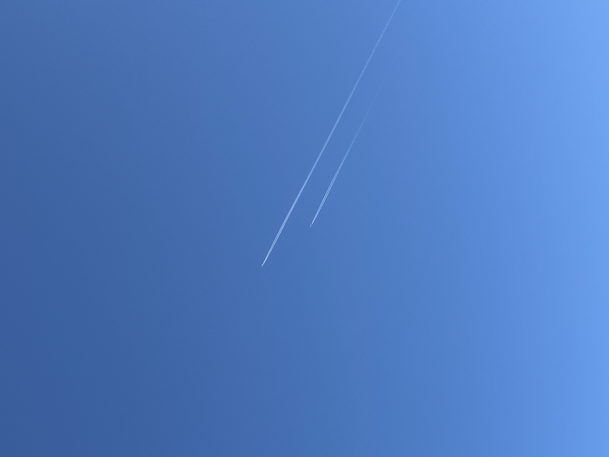 Morning observations around Chaikovsky: vintage cars, contrails, everyday moments