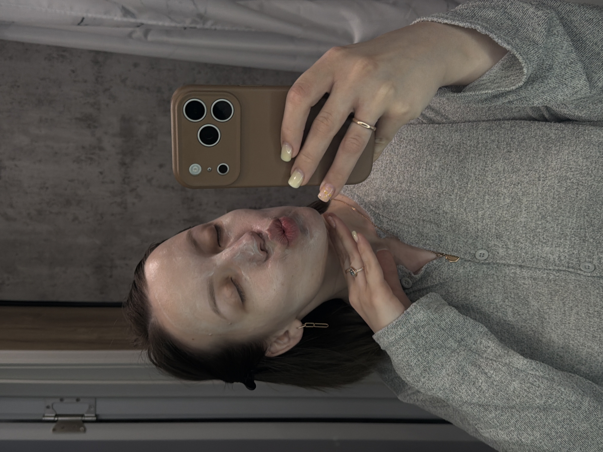 Woman documents morning skincare routine in Reshetnikovo, Russia