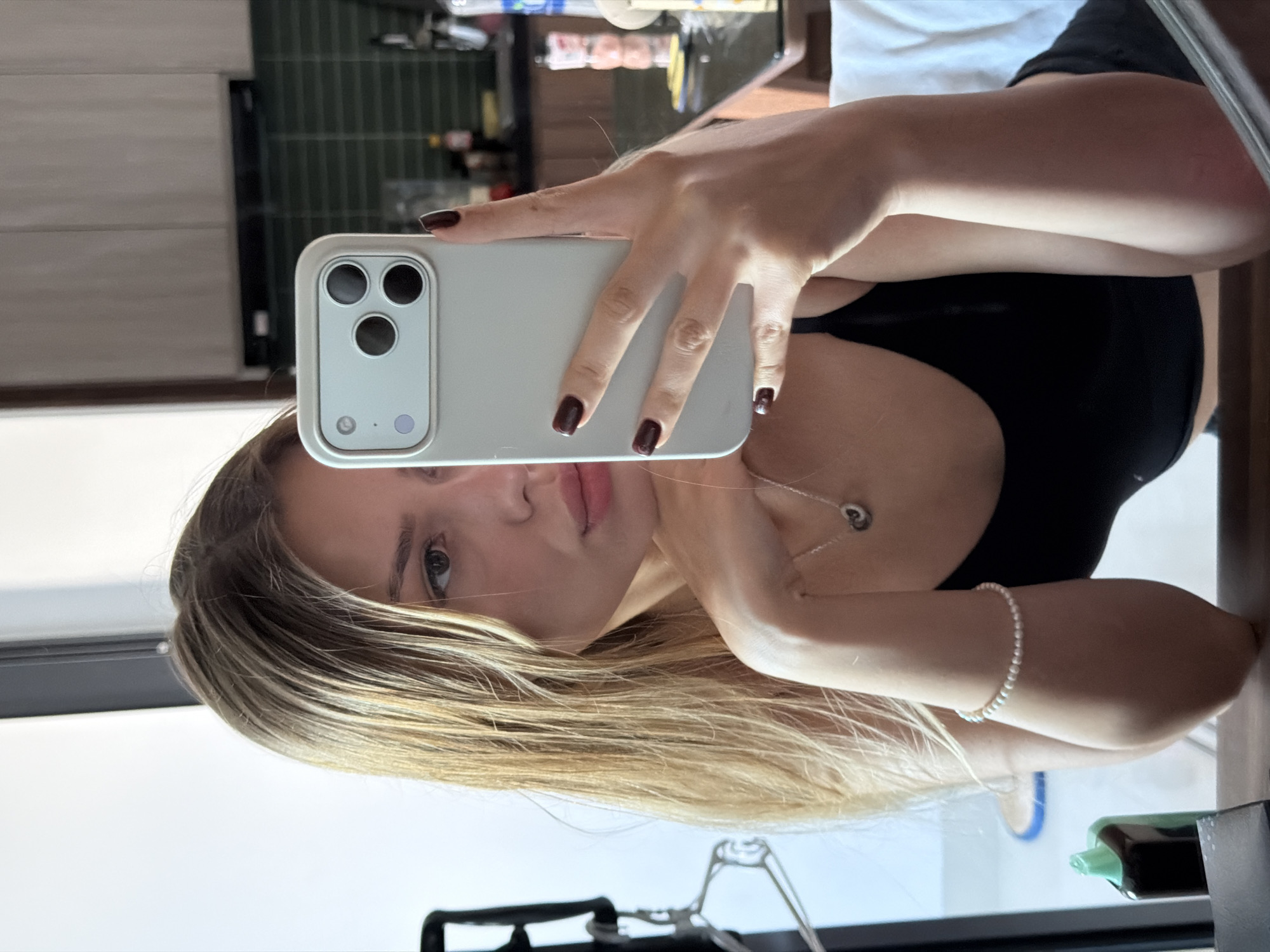Slow morning in Da Nang: selfies, skincare, and a ginger cat