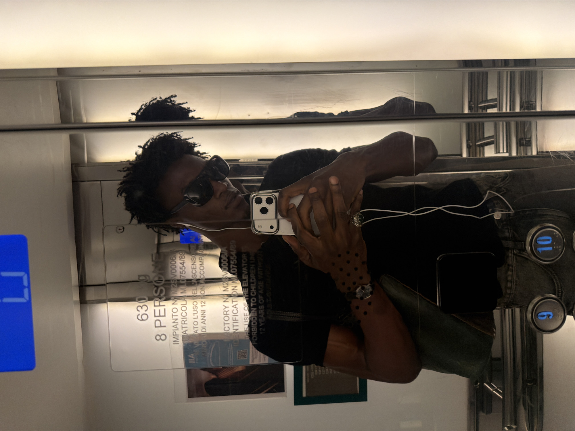 Milan morning: elevator selfie, café breakfast, and a greeting