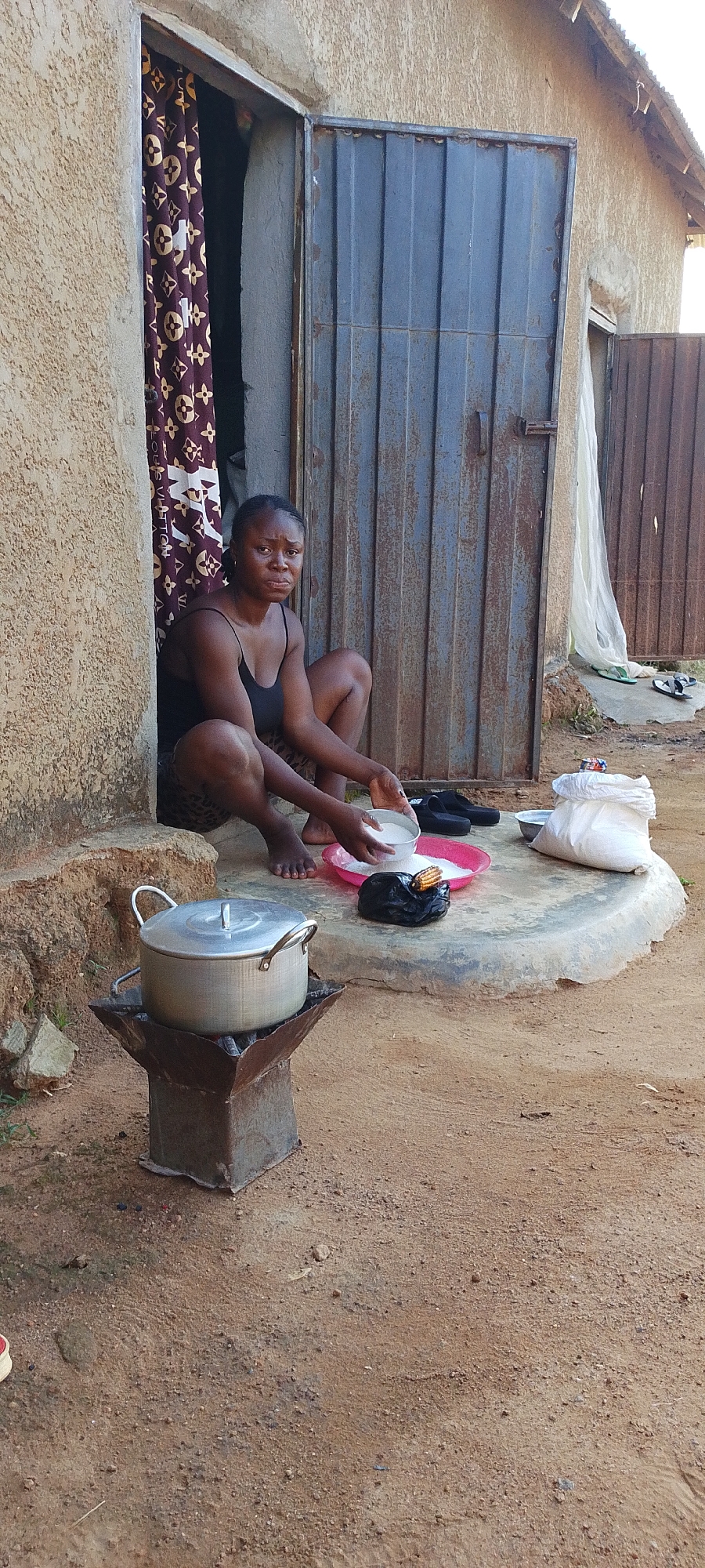 Daily life documented in Gumel: cooking, foraging, growth