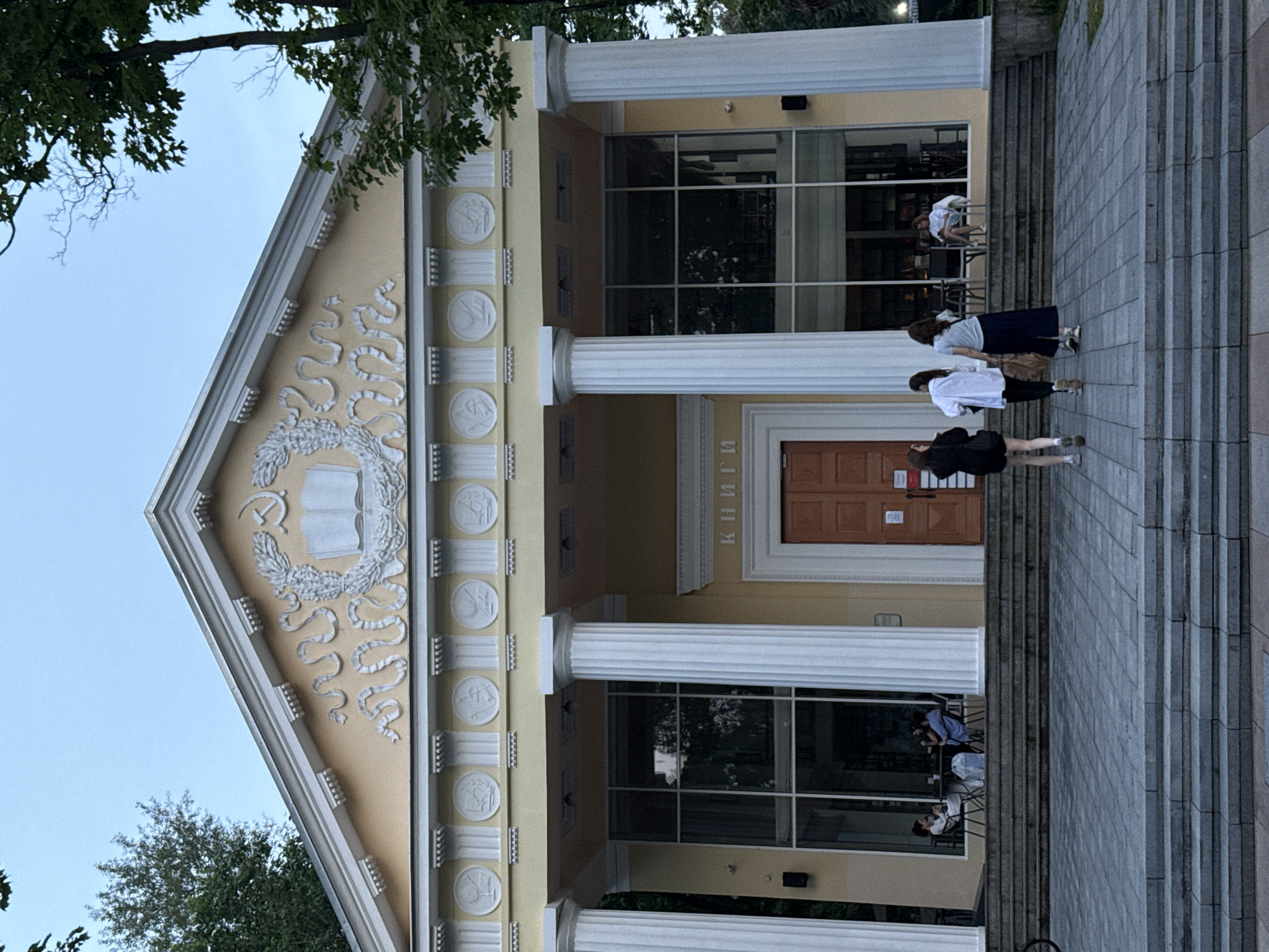 Evening scenes documented across Moscow's VDNKh exhibition complex