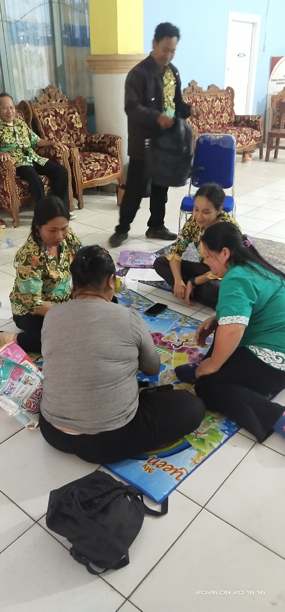 Laundry detergent handed out at community gathering in Tamiang Layang