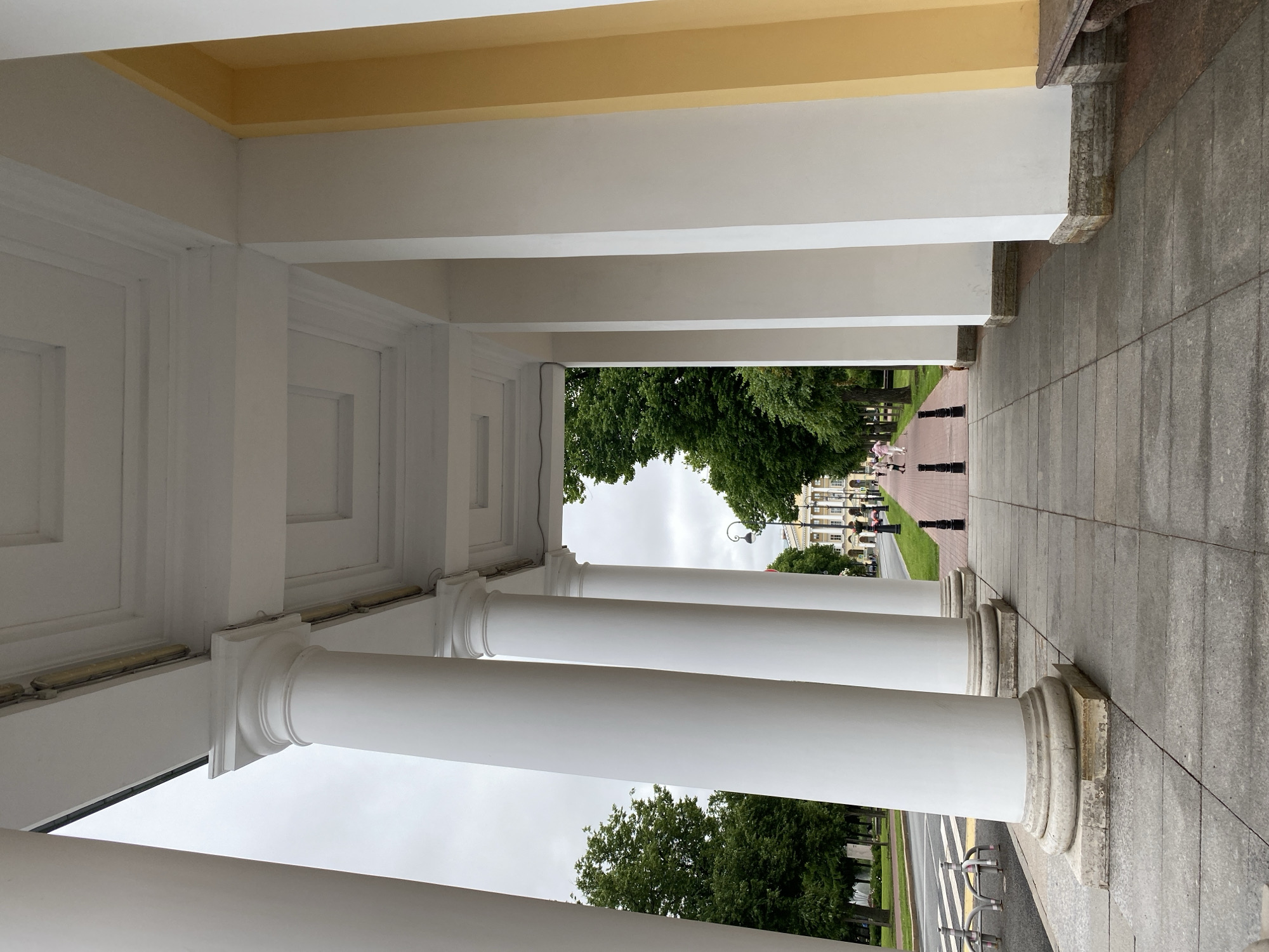 Street-level tour of Saint Petersburg's classical architecture on a cloudy day