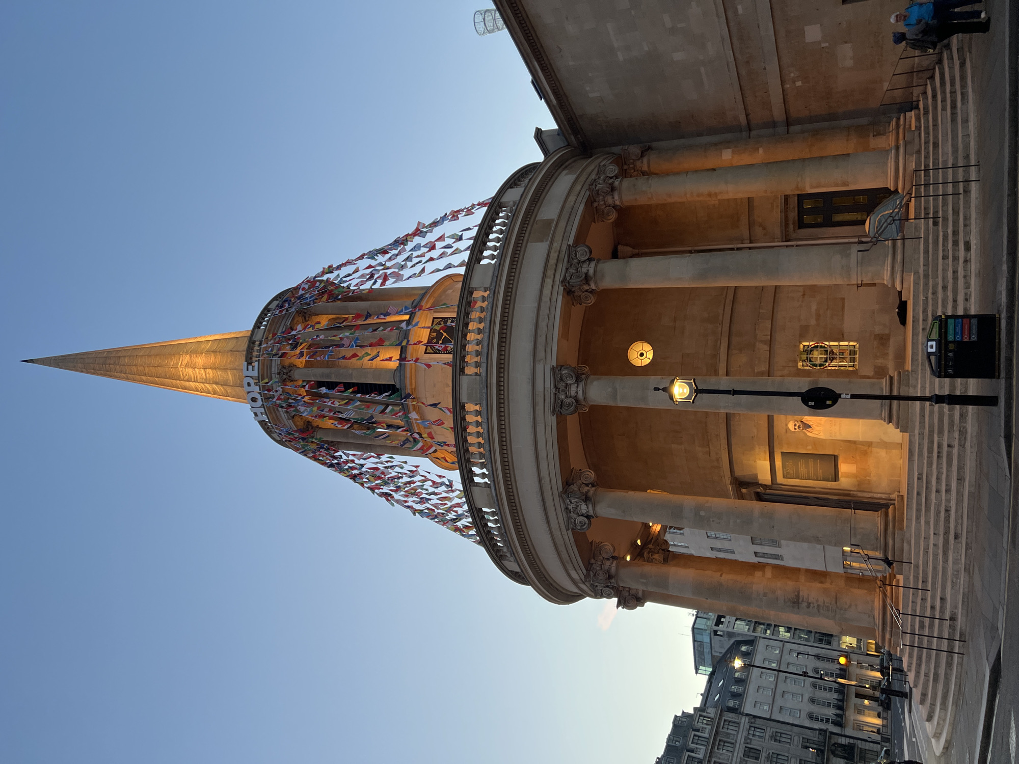 Evening stroll through London's streets and storefronts