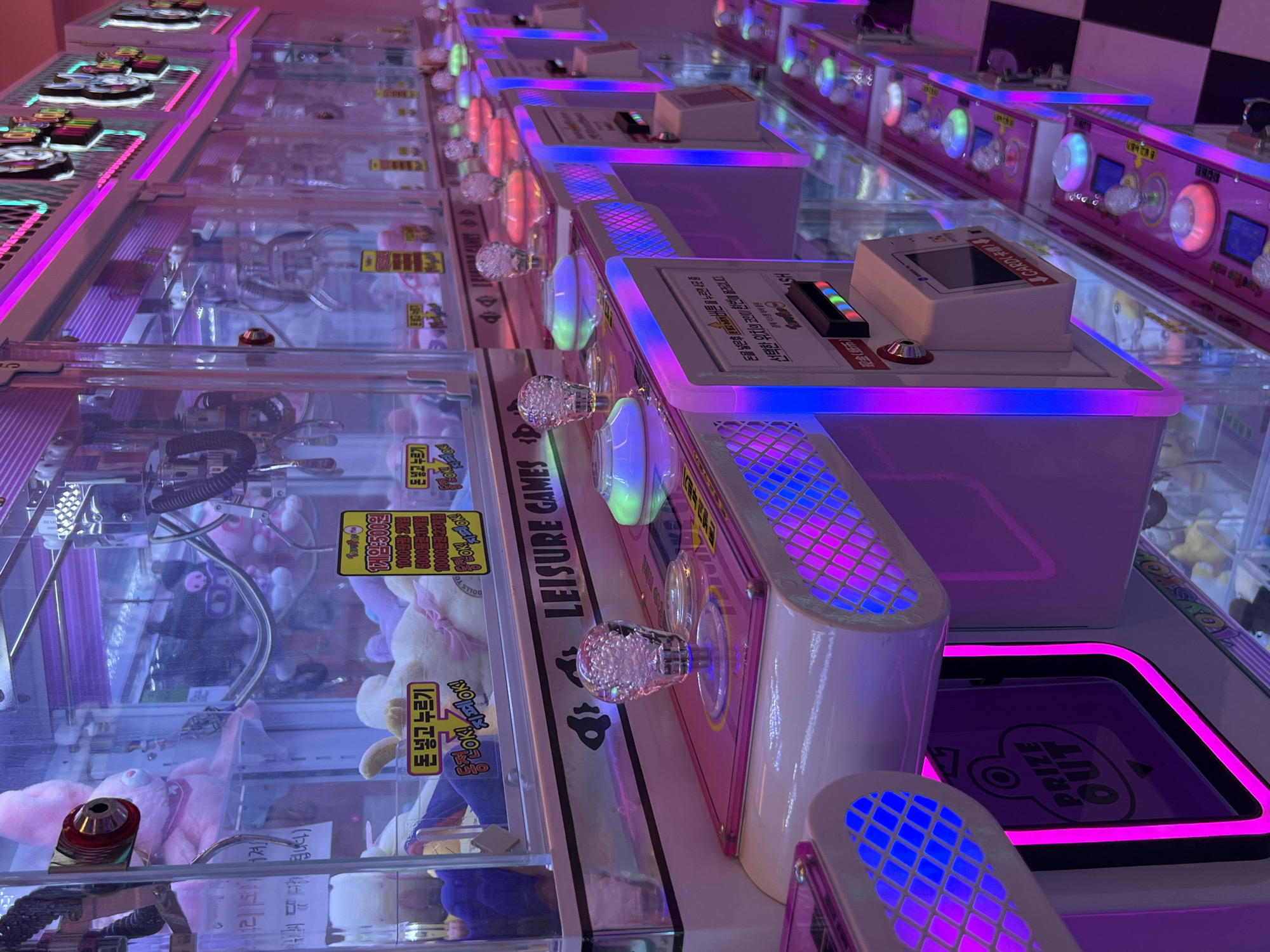 Seoul street scenes: arcades, neon lights, restaurants documented