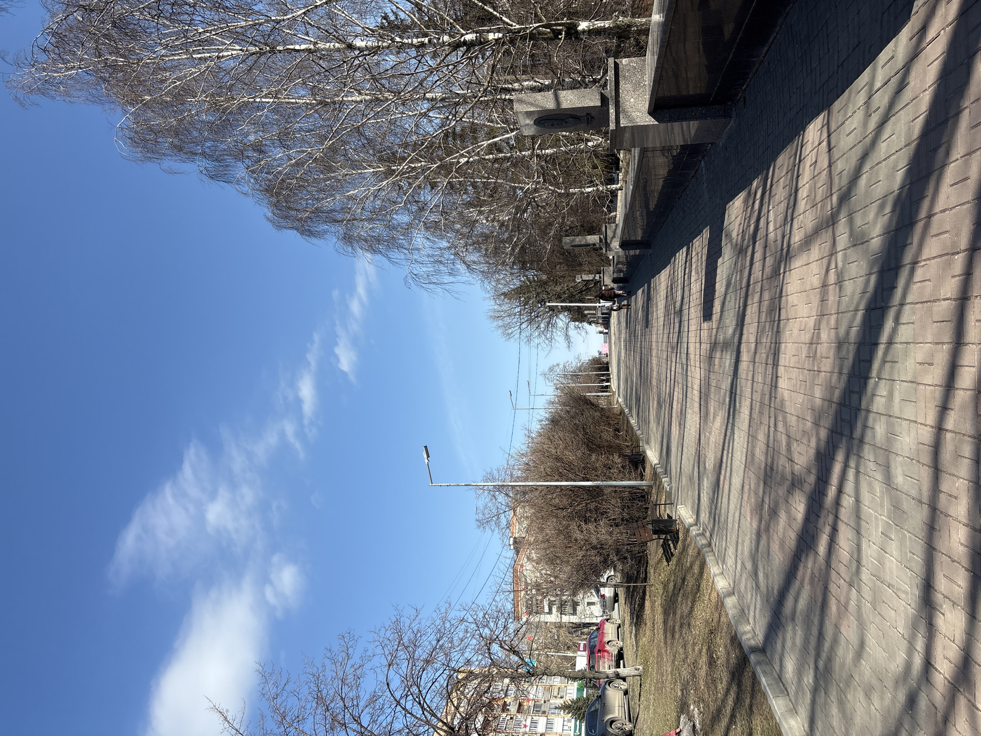 Tourist documents Ulyanovsk monuments and landmarks during morning walk