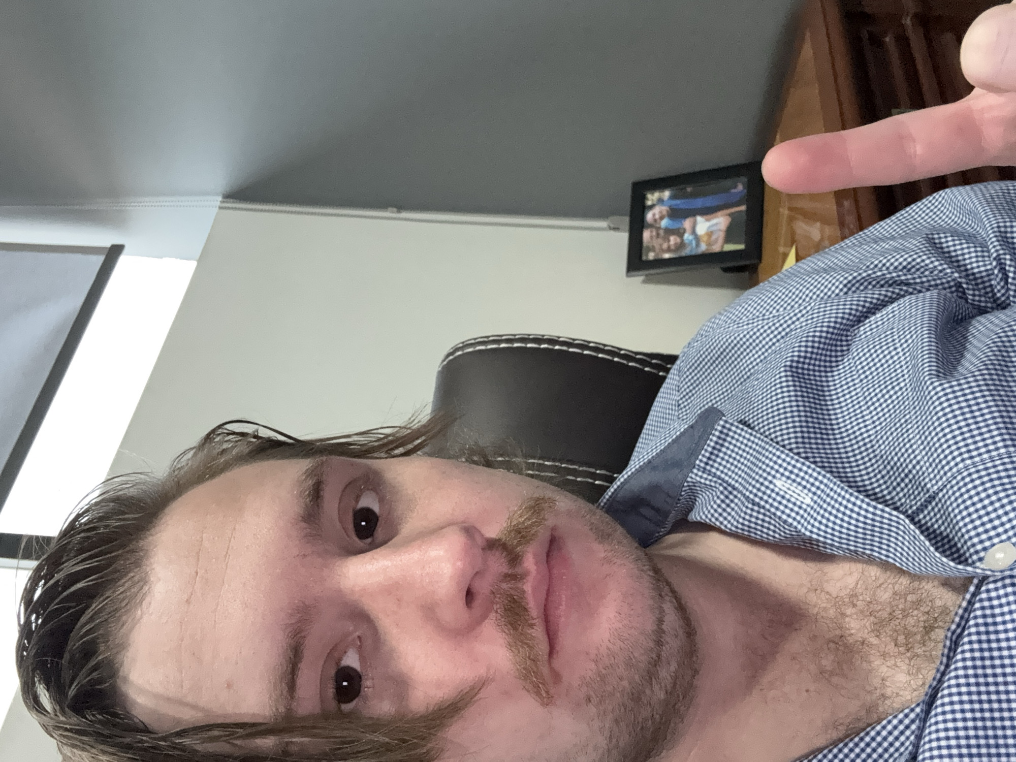 Man takes afternoon selfies in Cuautitlán Izcalli home