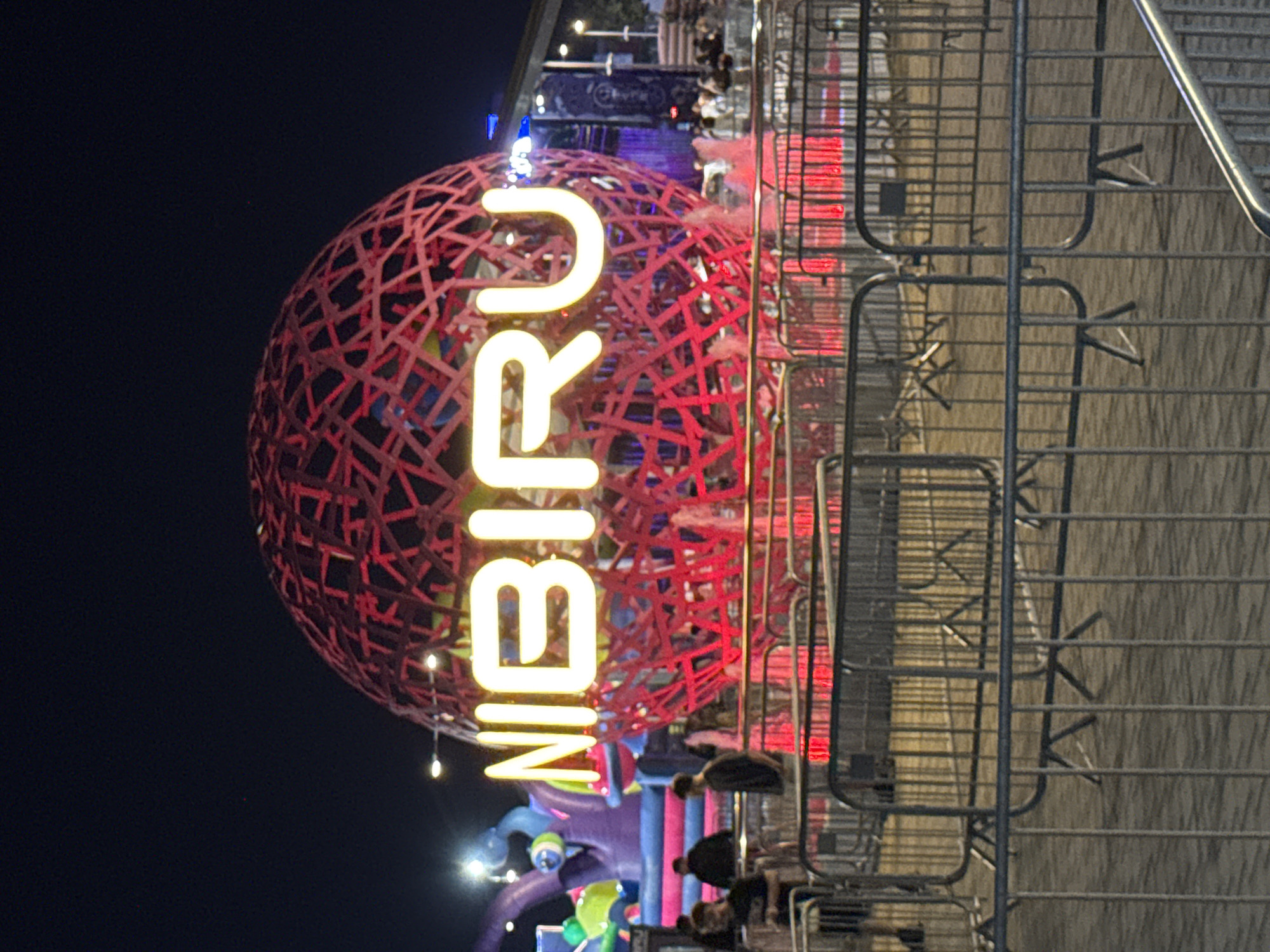 Nighttime crowd gathers for live show at Nibiru, Costinești