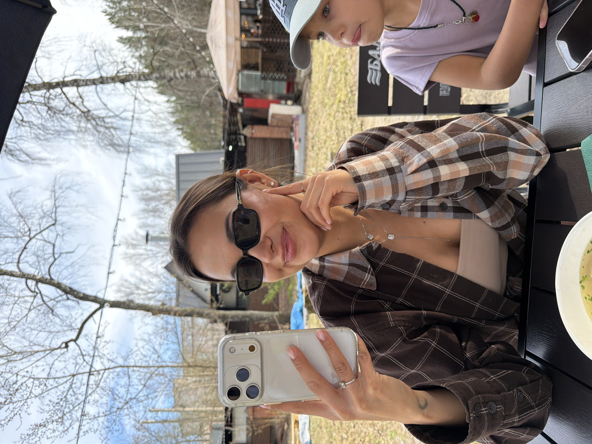 Outdoor dining and selfies captured in Krasnoyarsk restaurant scene