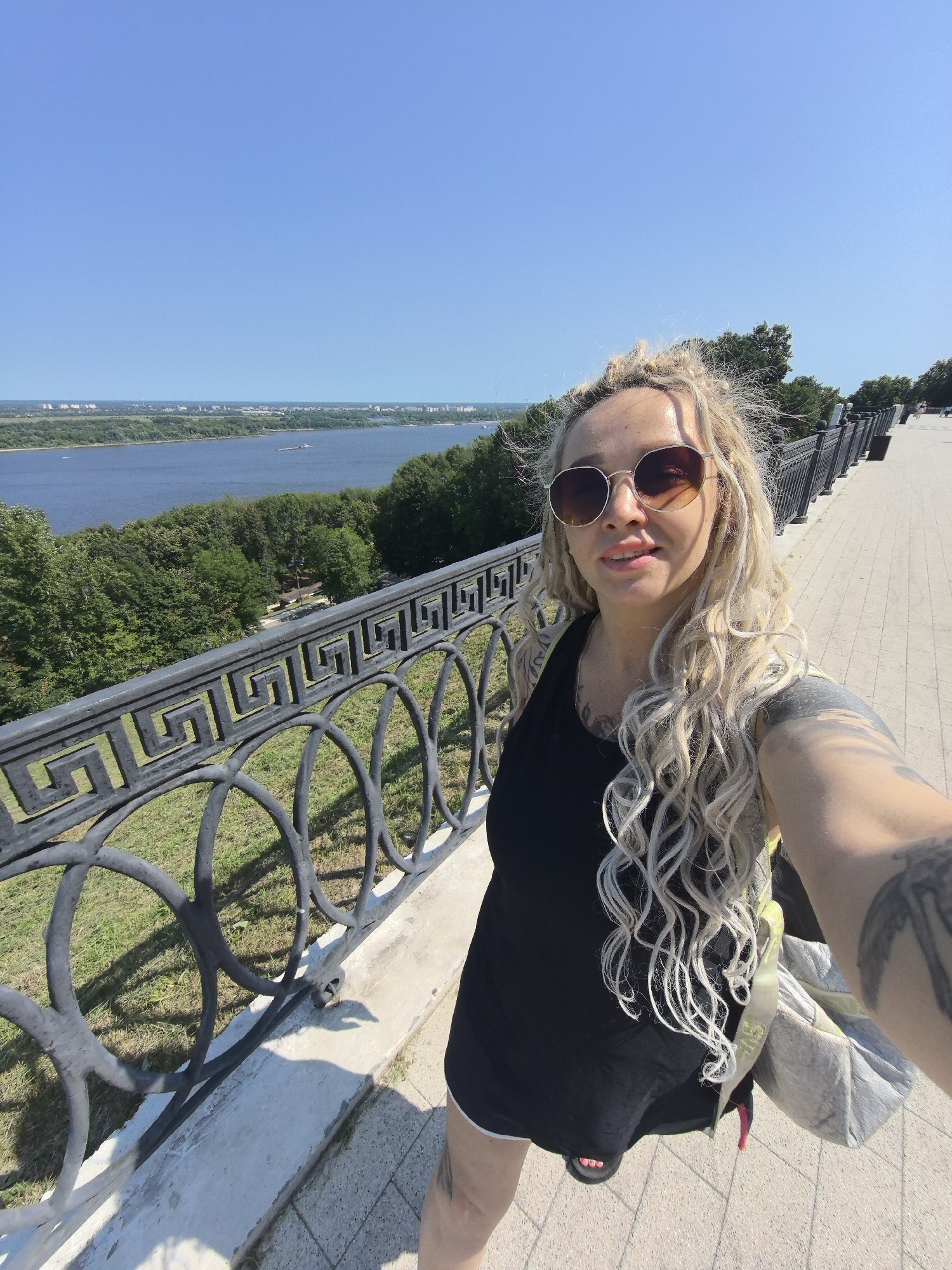 Sunny selfie on a Nizhny Novgorod walkway