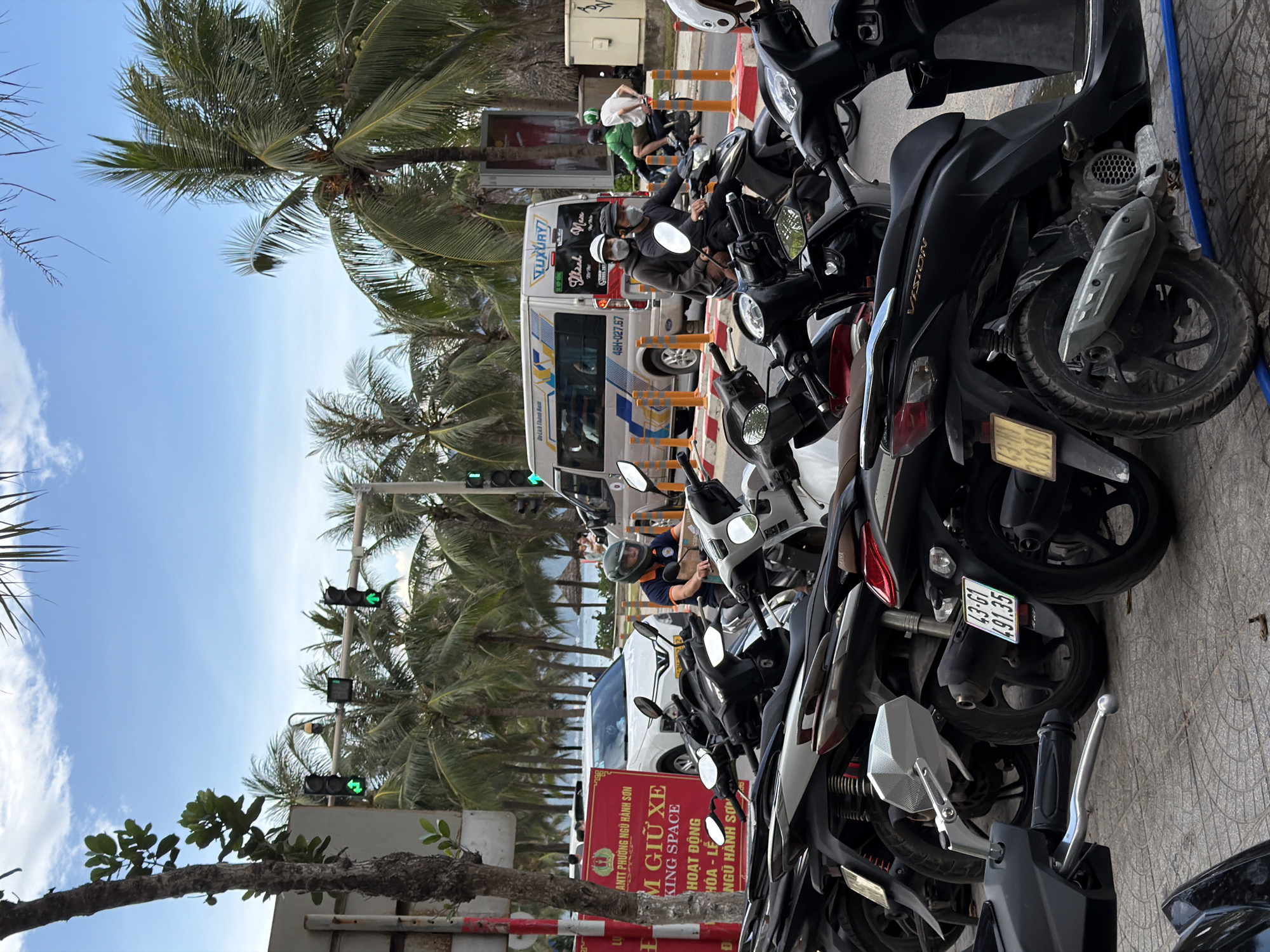 Morning stroll through Đà Nẵng's beachside streets and spots
