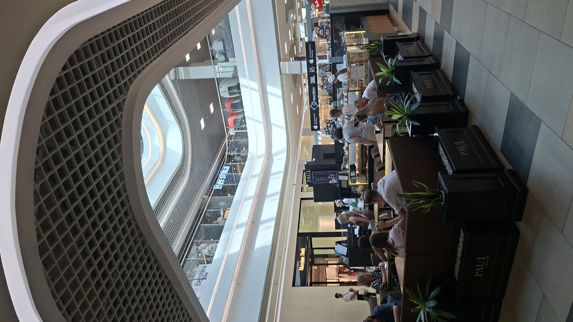 Browsing a Minsk shopping mall and its surrounding streets