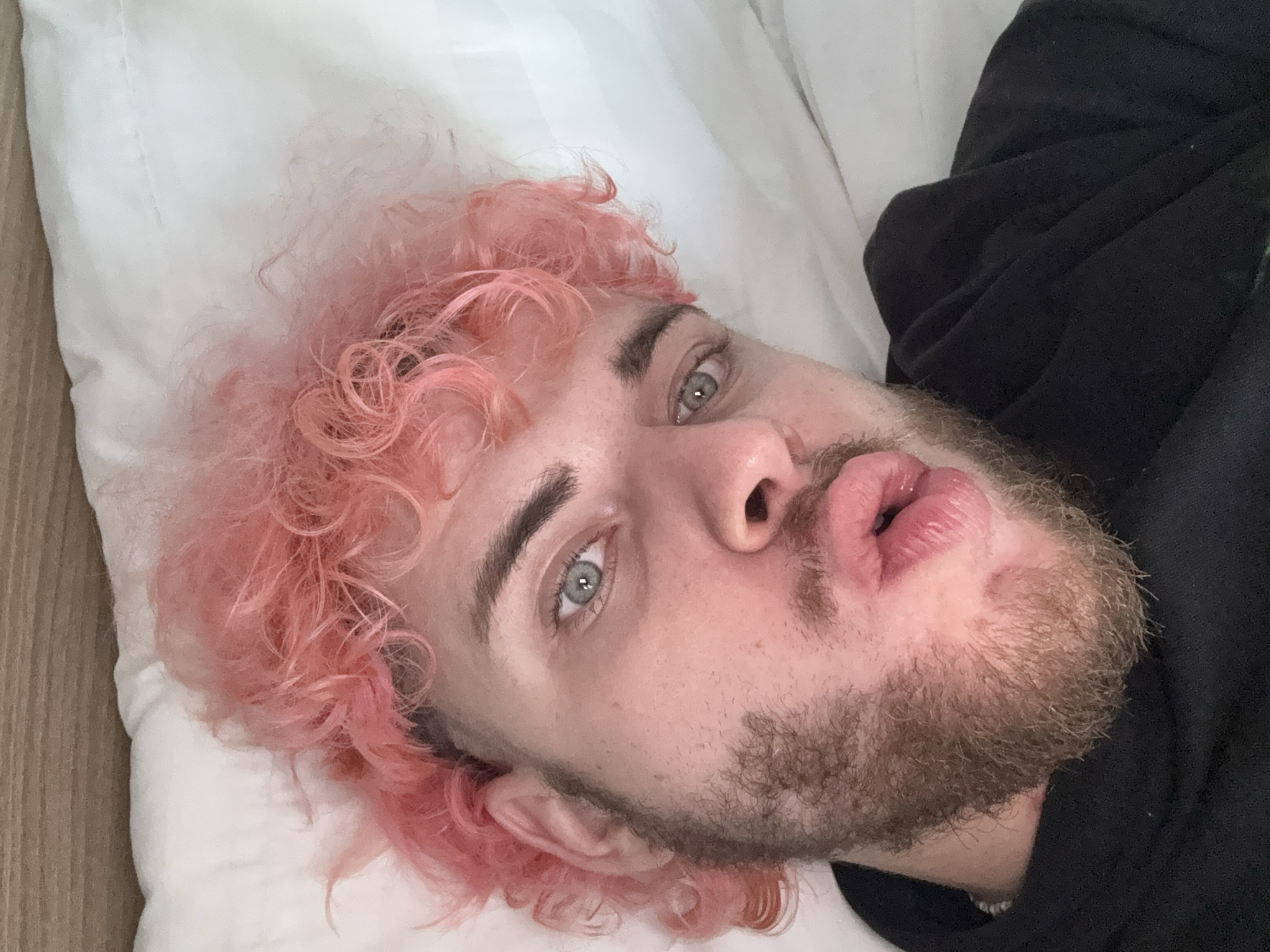 Pink-haired visitor documented across Đà Nẵng locations over 16 minutes