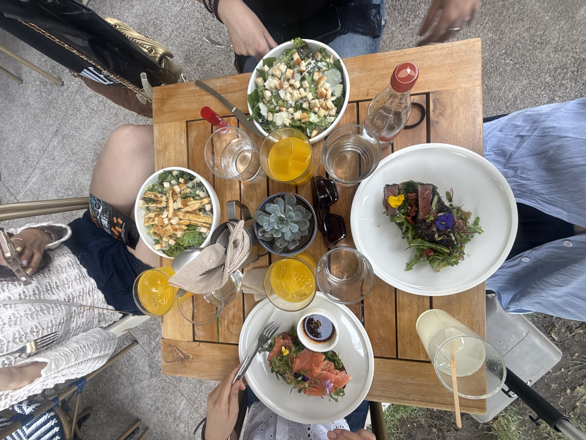 Late-night dinner gathering captured at Mexico City restaurant