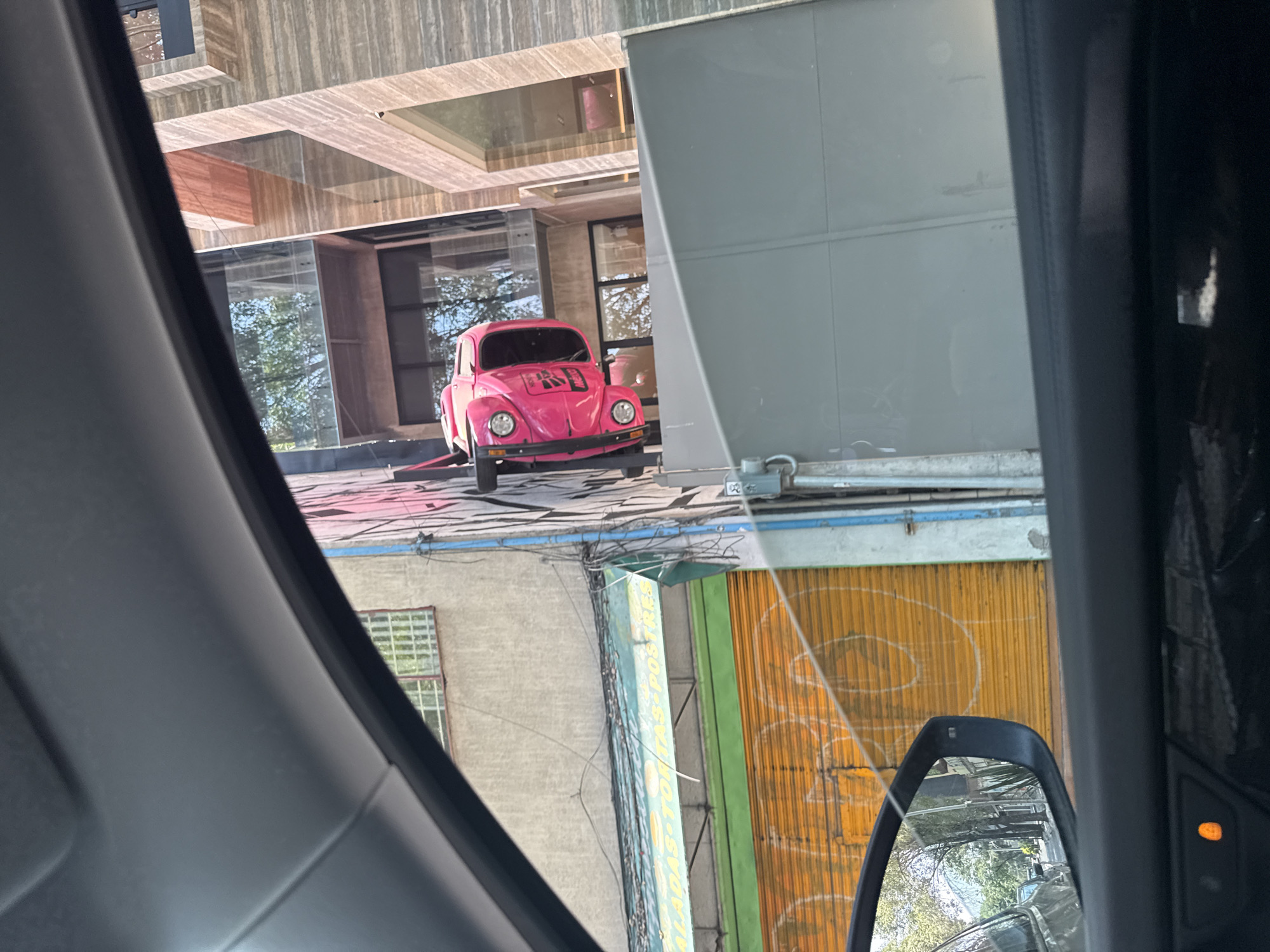 Pink Volkswagen Beetle spotted on Mexico City street