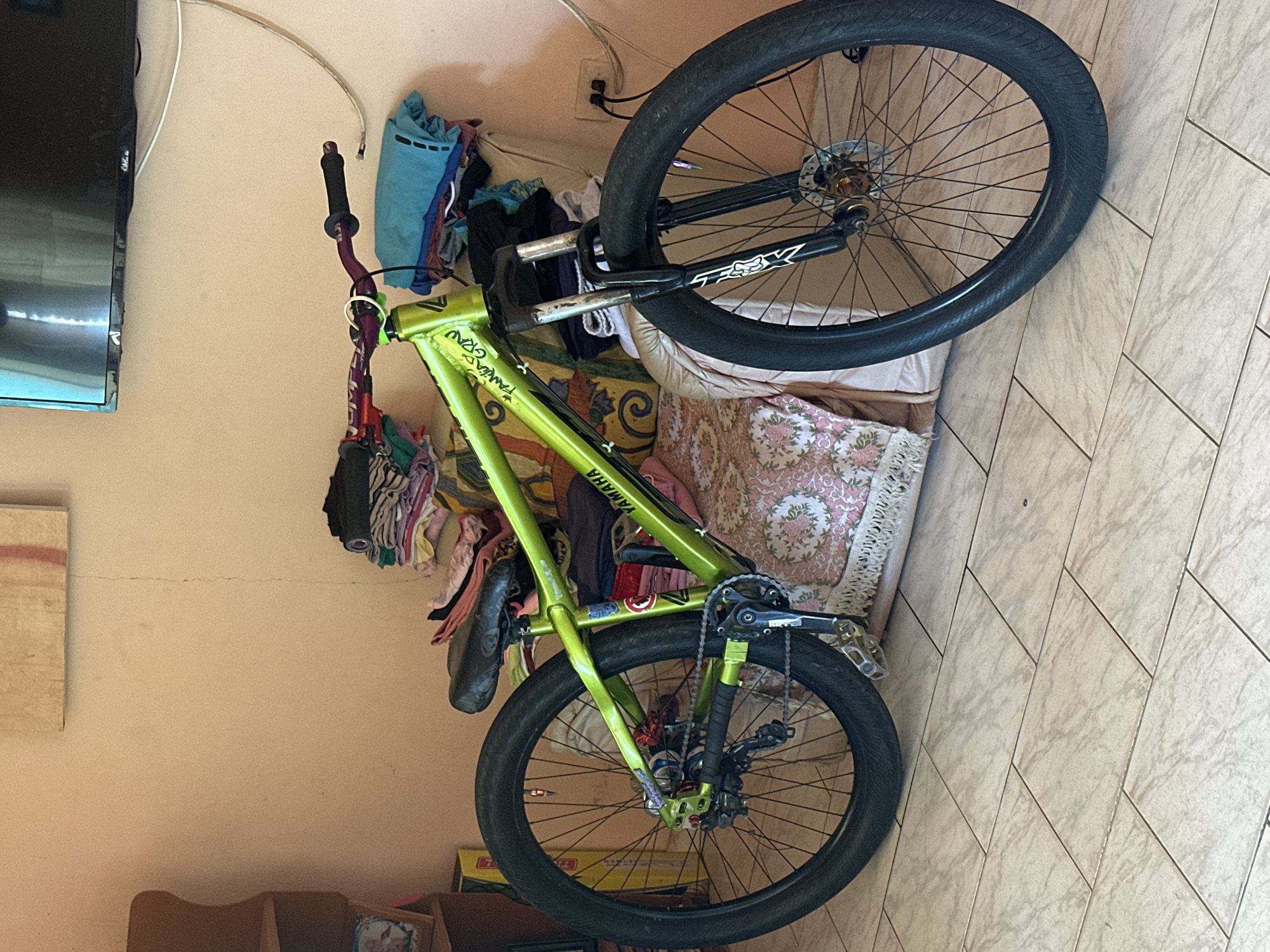 Venezuelan cyclist documents bike and shares casual messages