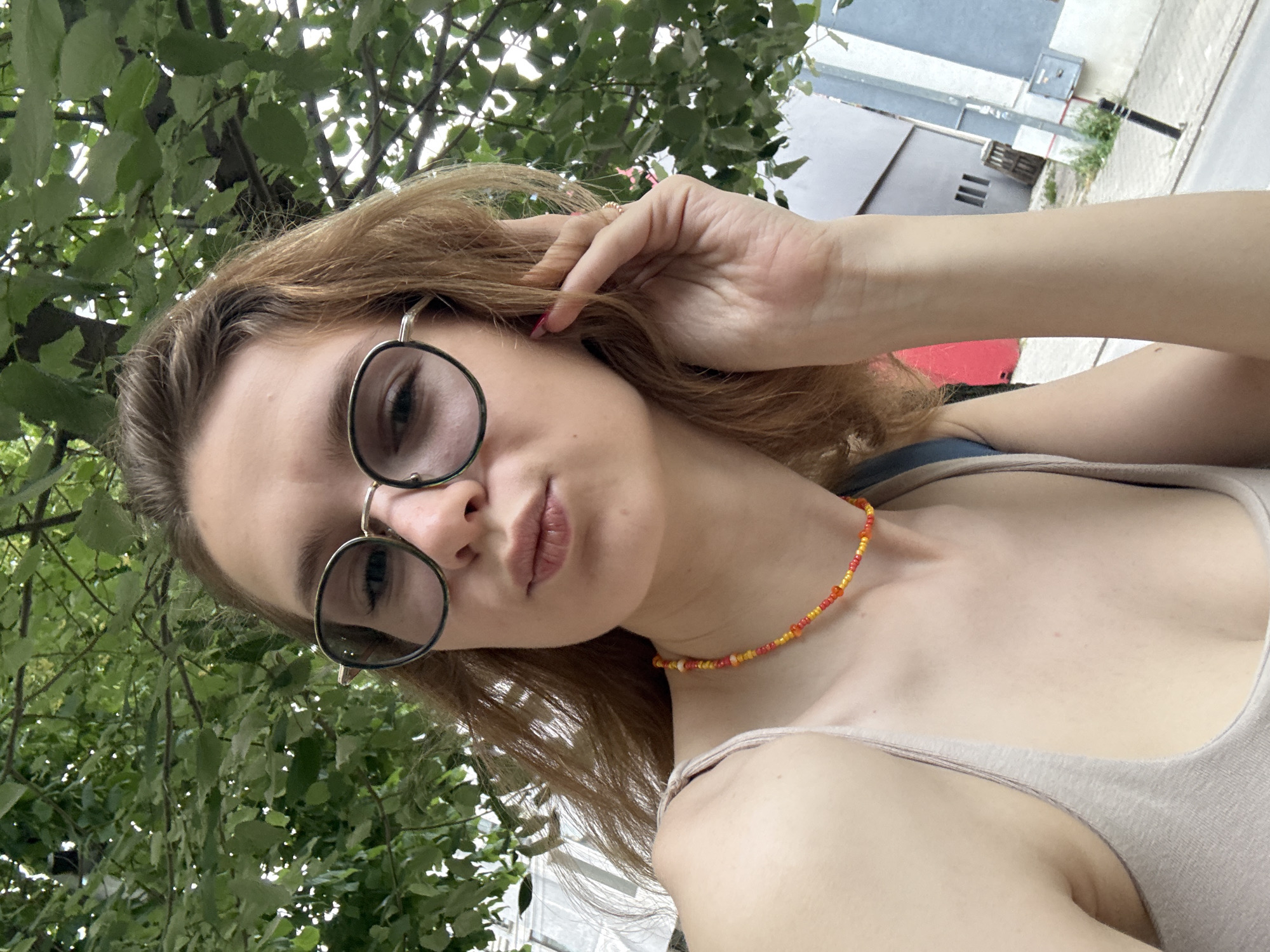 Woman takes selfies in multiple locations in Kragujevac