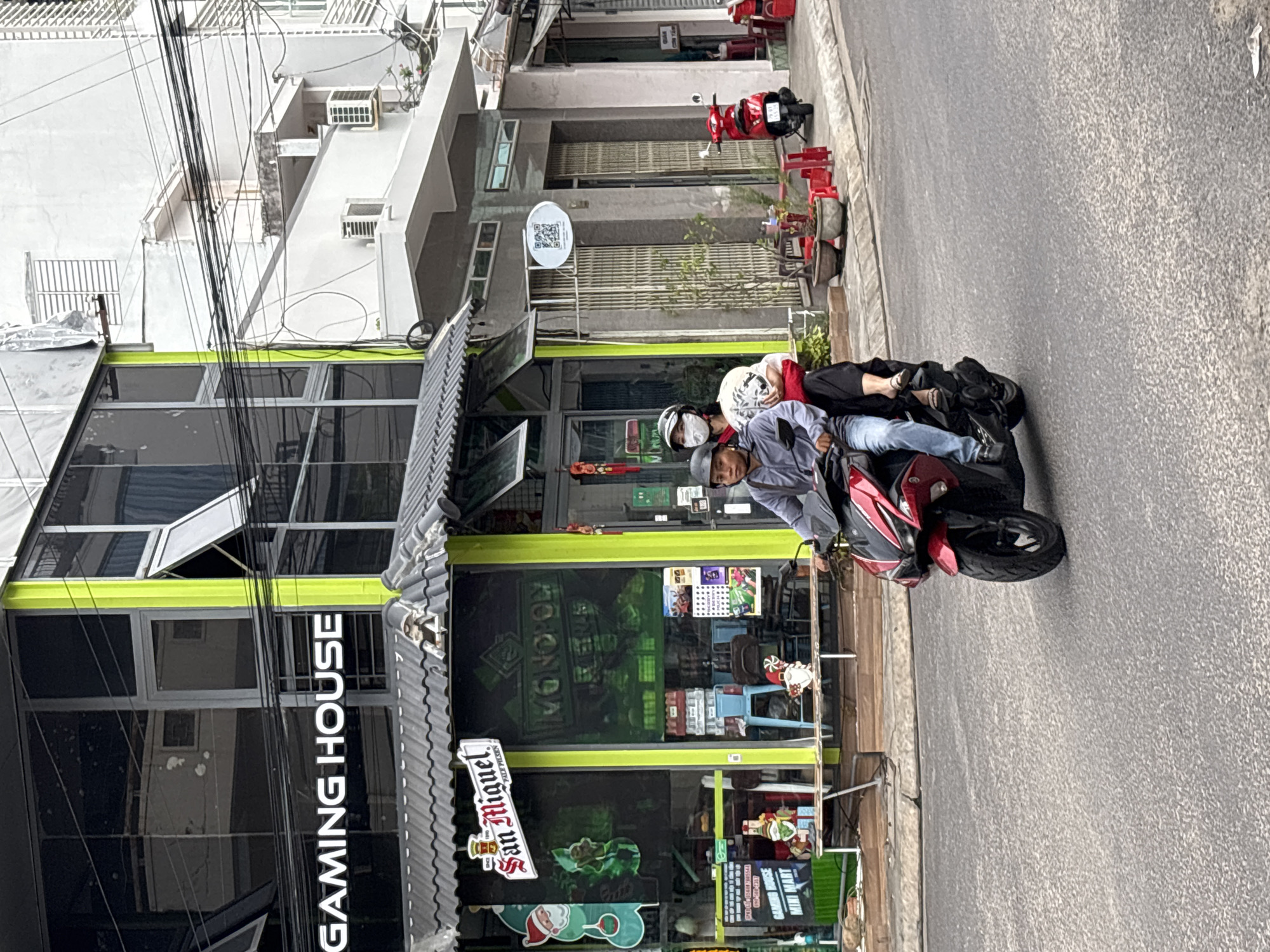 Nha Trang street life: bikes, vendors, and everyday movement