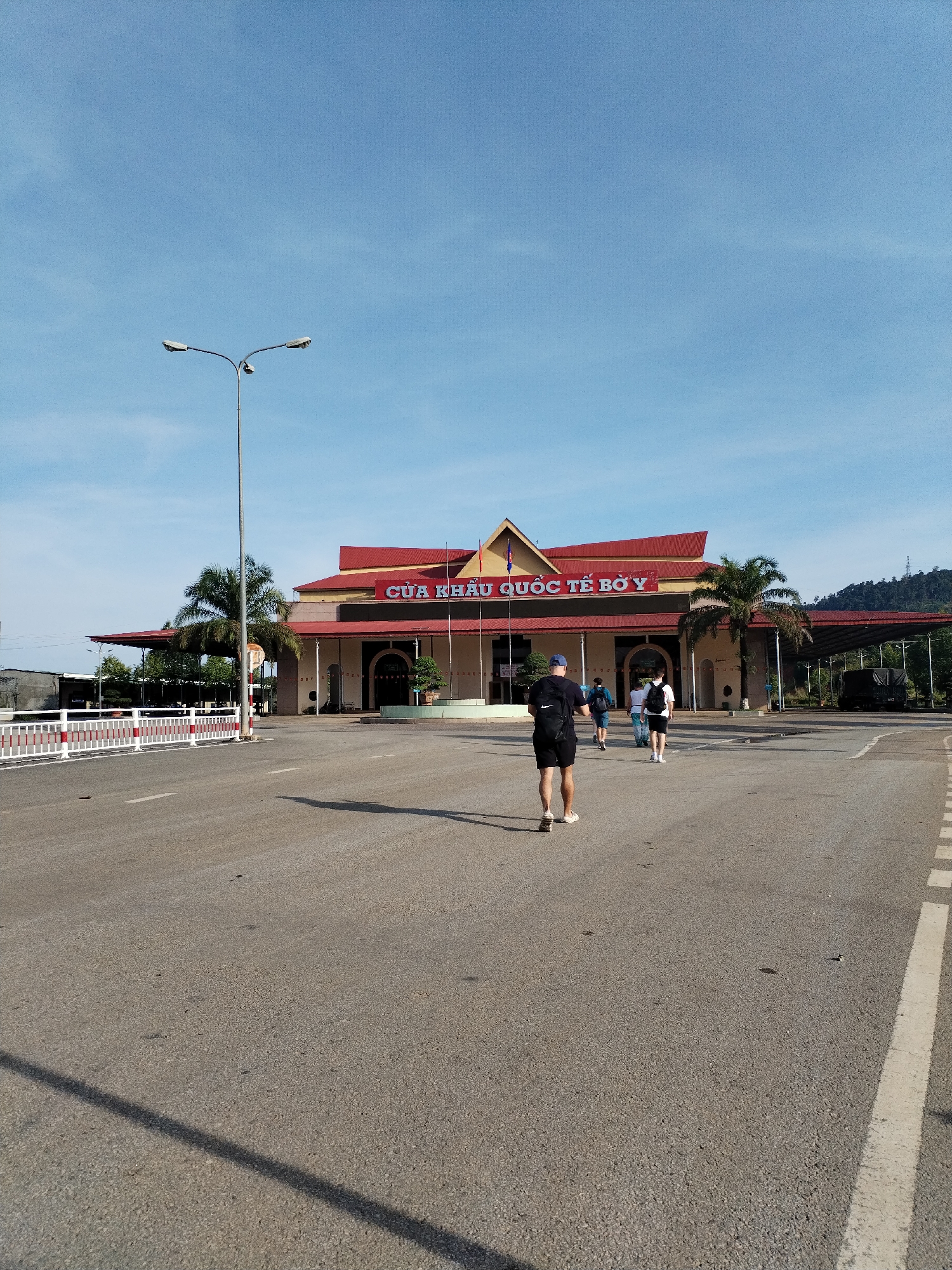 Border crossing activity documented at Vietnam's Bờ Y facility