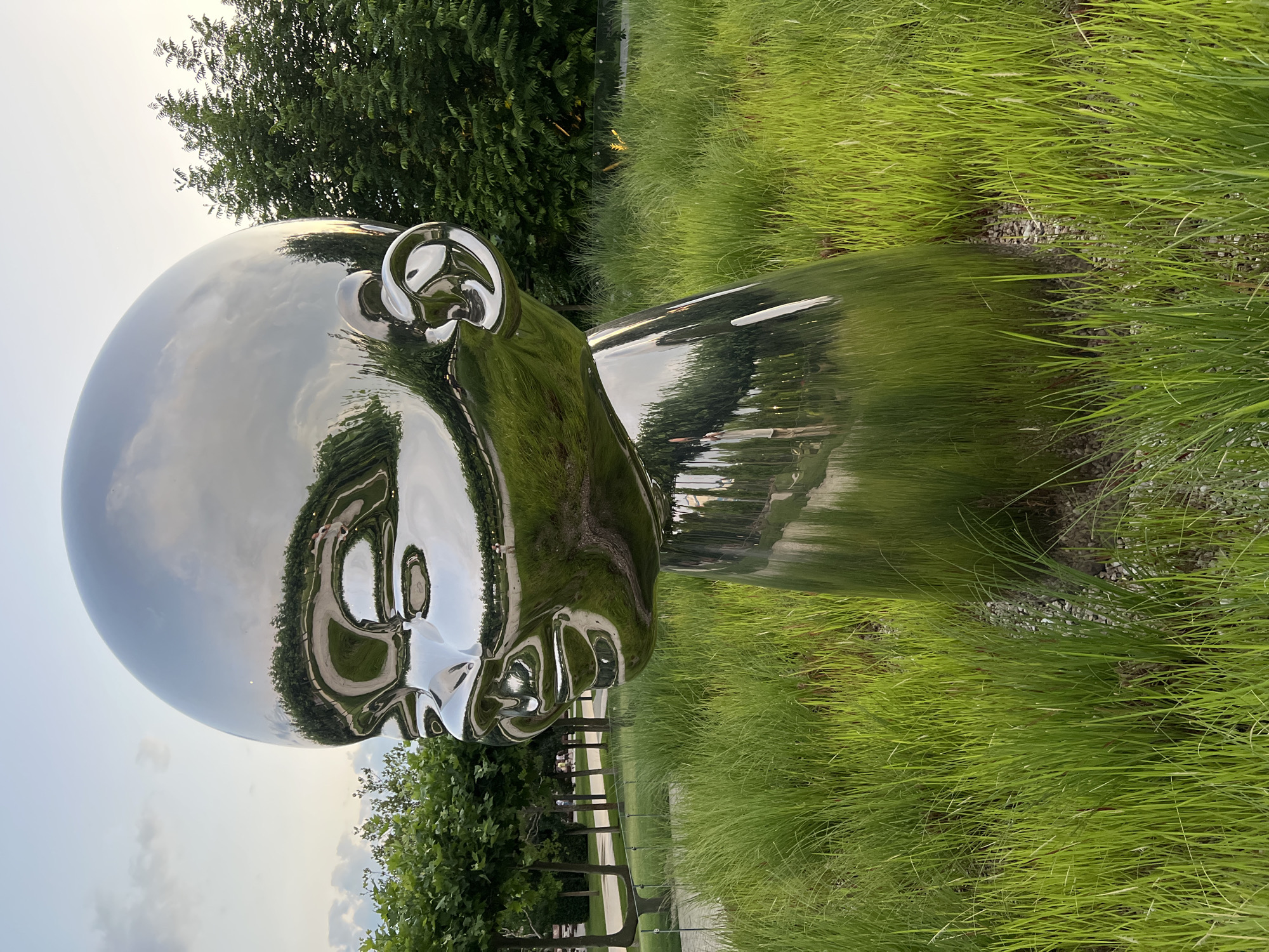 Krasnodar park sculptures draw attention at dusk