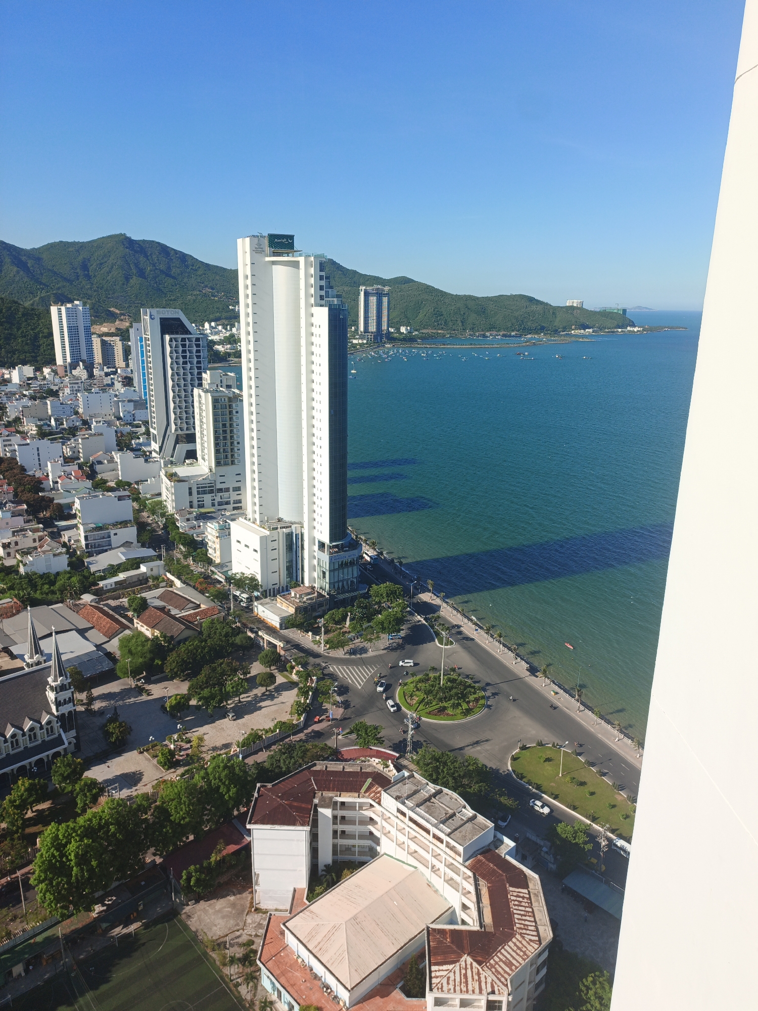 Team event and everyday life along Nha Trang's beachfront