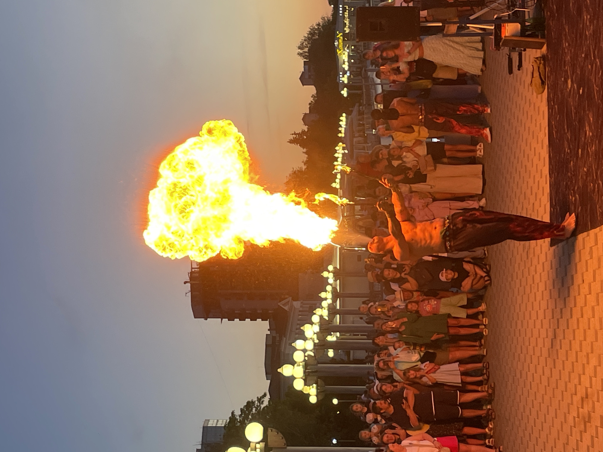 Street performers and sunset crowds at Anapa's Black Sea promenade