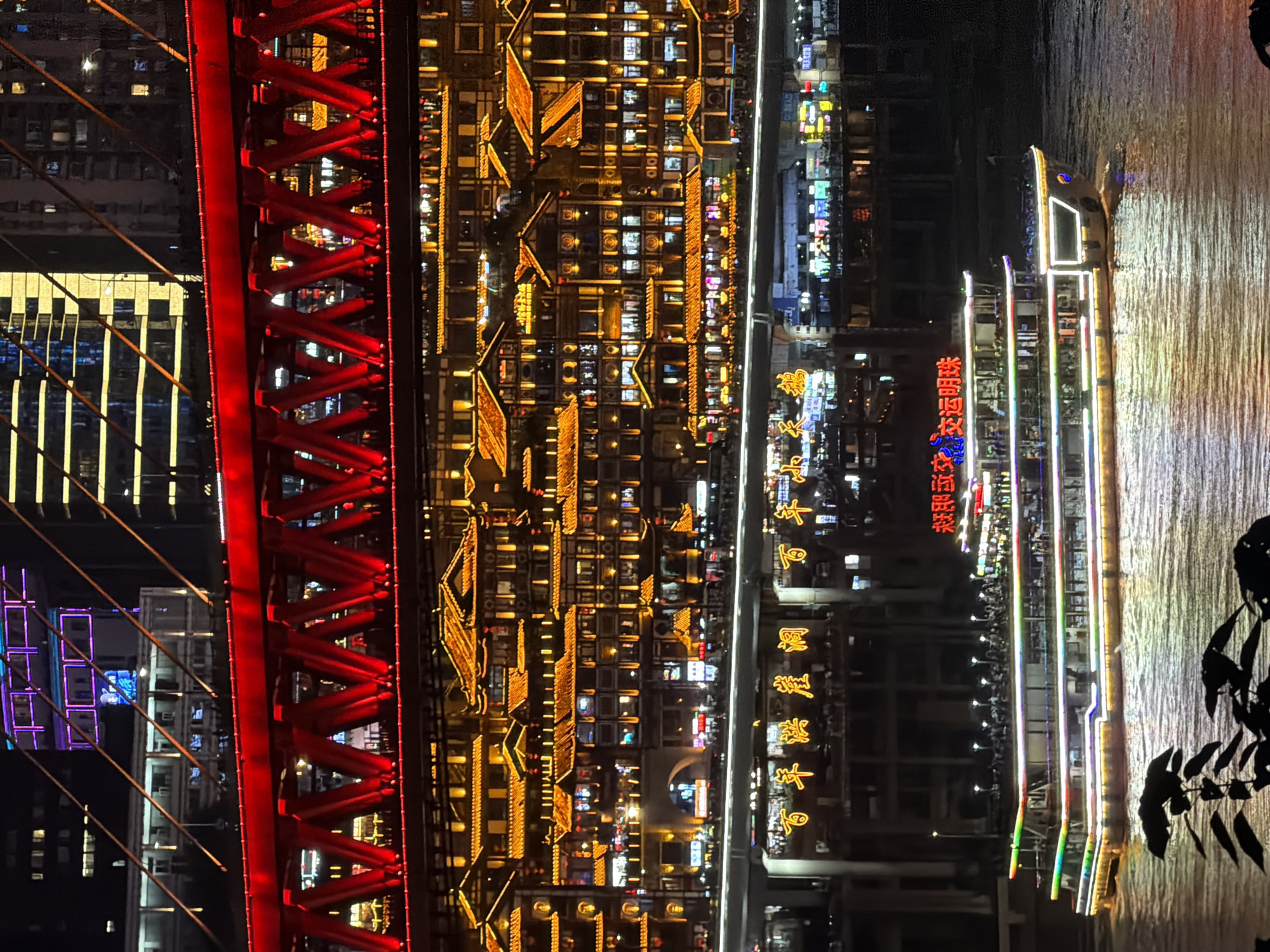 Chongqing waterfront comes alive with lights, vendors, tourists