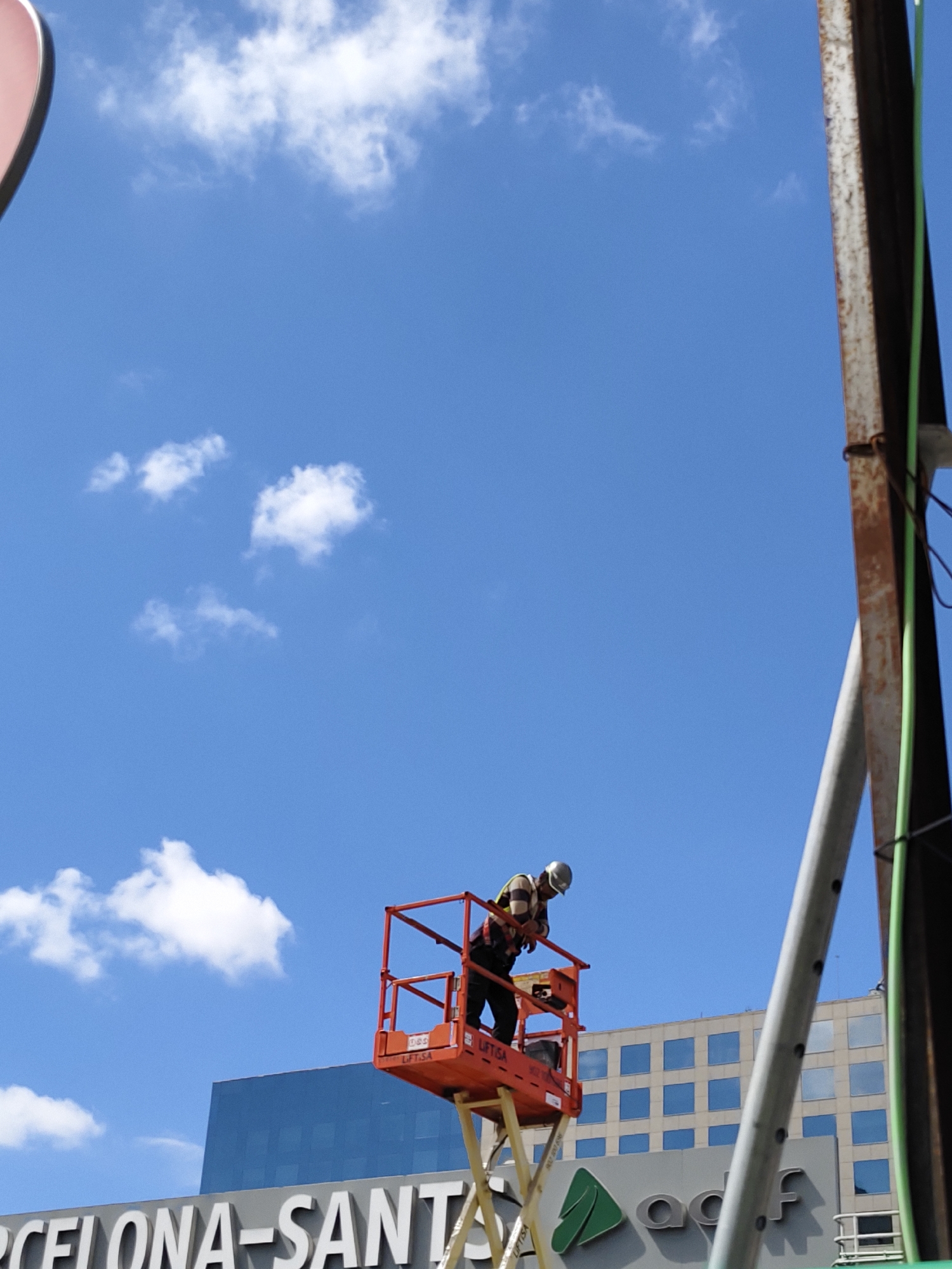 Aerial maintenance work observed near Barcelona's Nobu Hotel