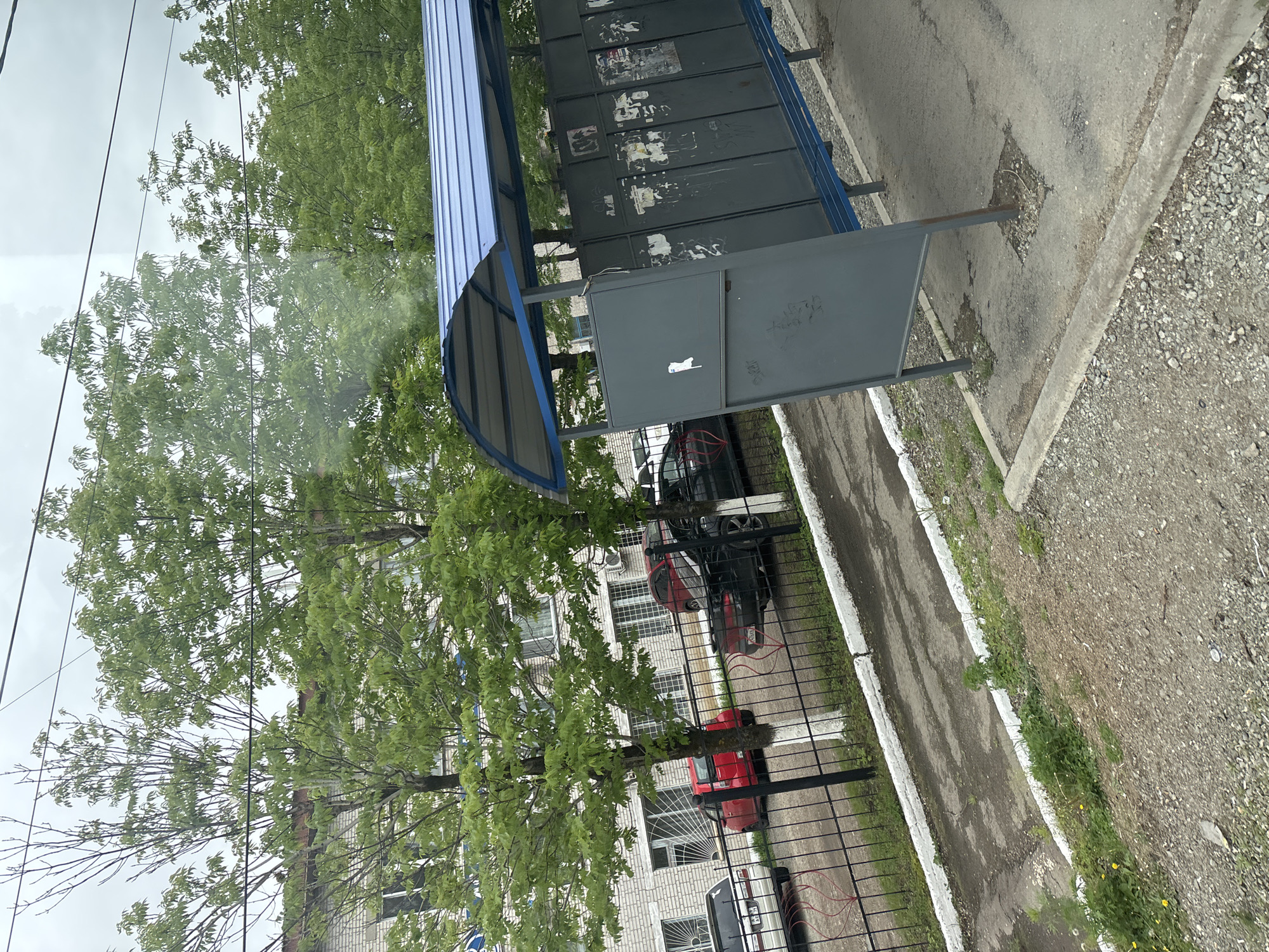 Morning bus commute documented through passenger observations and urban scenes