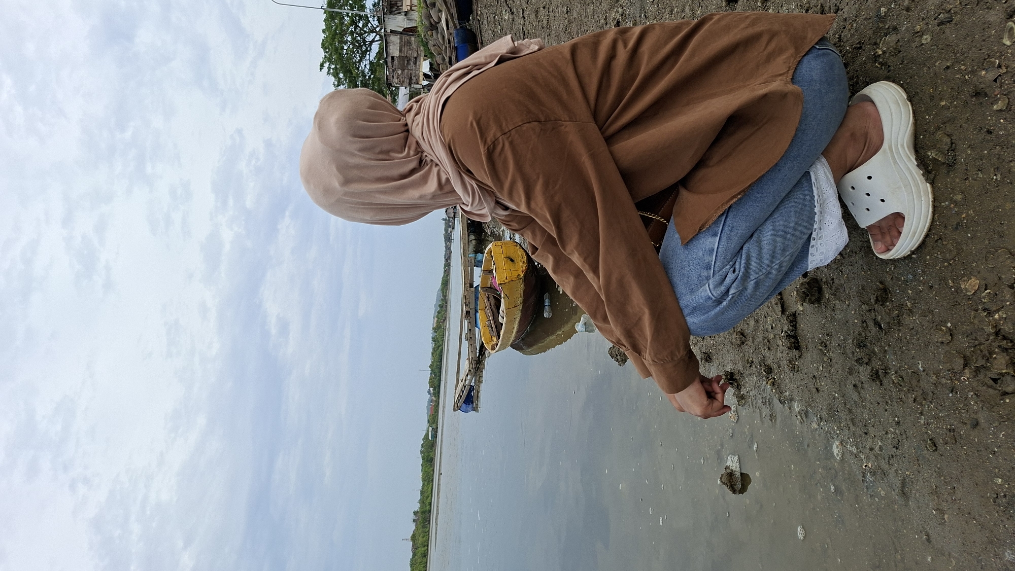 Low-tide foraging and net fishing on Lhokseumawe's coastal flats